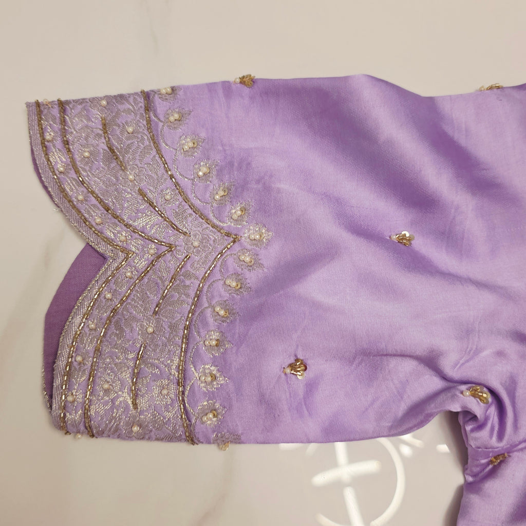 Lila Banarasi Mashru Seide mit wunderschöner Bluse