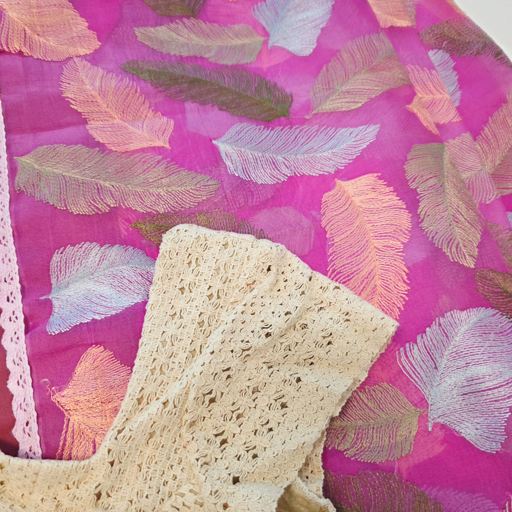 Rosa Organza-Sari mit Blattstickerei und Spitzenbluse