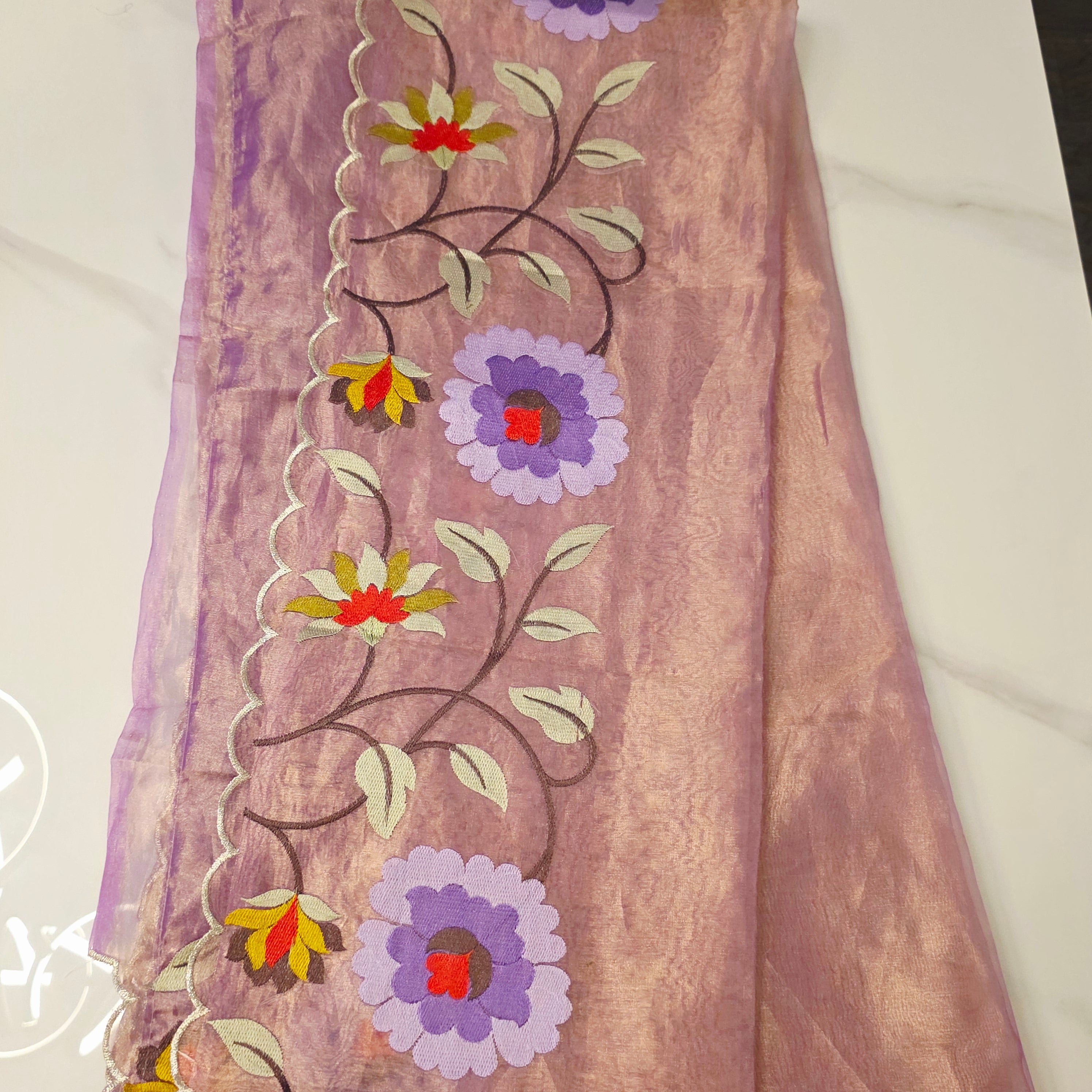 Lila Banaras Tissue-Saree mit Blumenstickerei und Self-Muster-Bluse