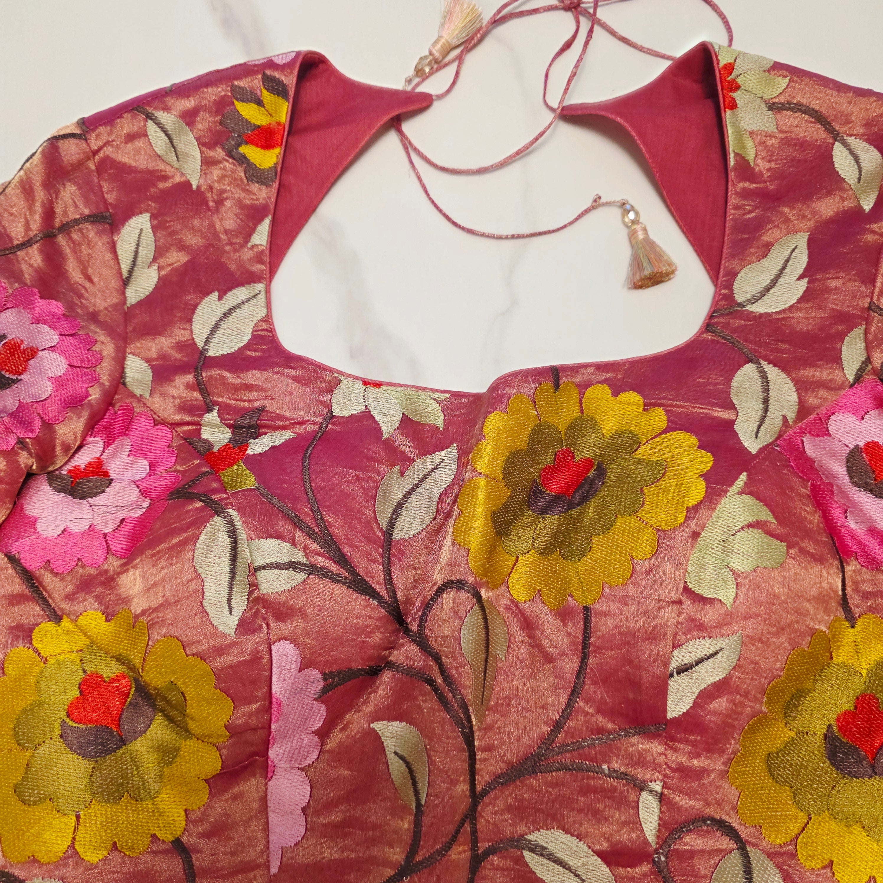 Rosa Banaras-Gewebe-Sari mit Blumenstickerei