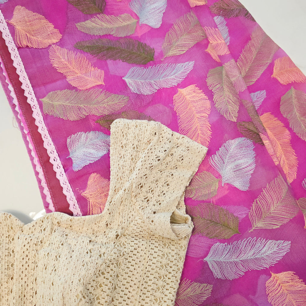 Rosa Organza-Sari mit Blattstickerei und Spitzenbluse