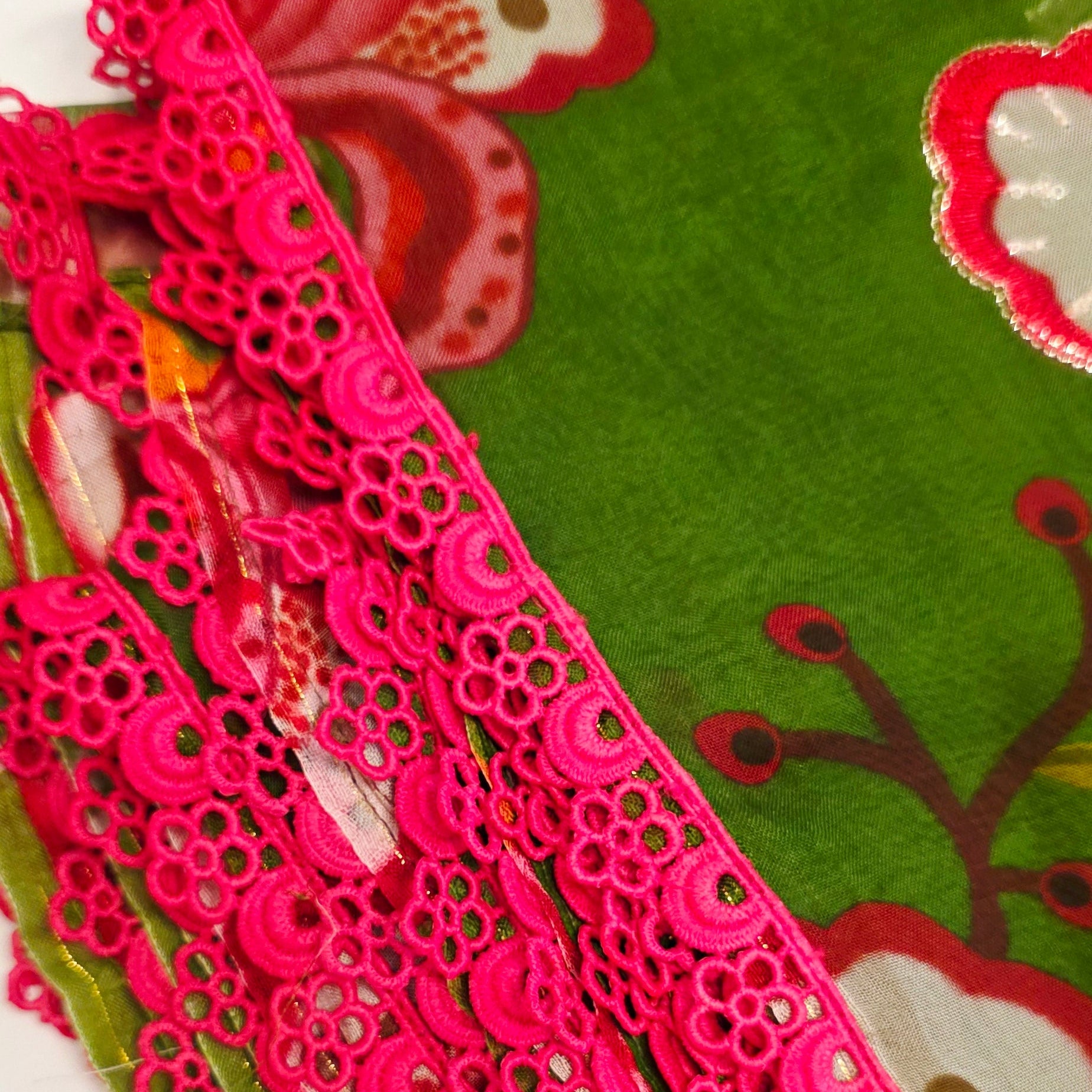 Mehndi grüner floraler Organza-Sari und pinke Bluse