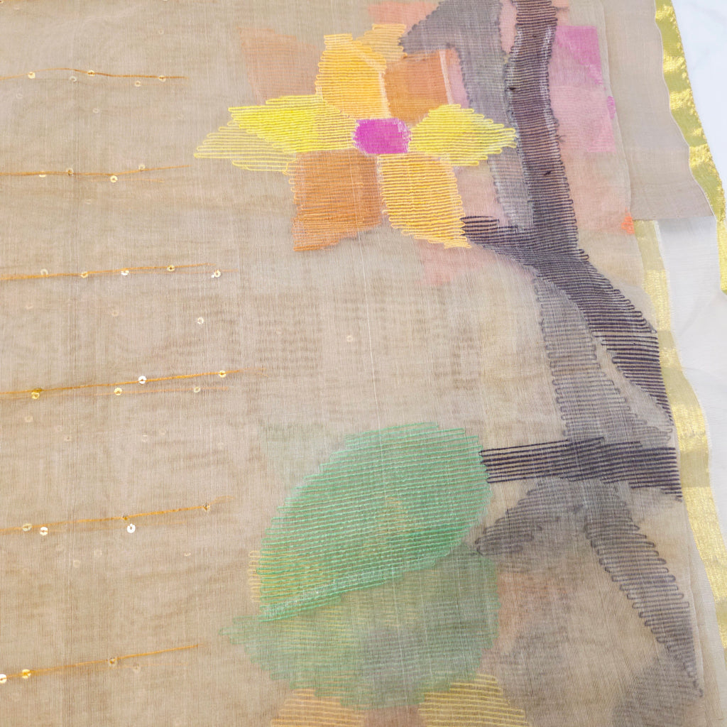 Muslin Jamdani in Gold kombiniert mit einer ärmellosen Bluse aus Rohseide mit Maggam-Stickerei