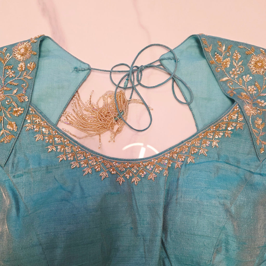 Weiß-blaue Brasso-Saree mit Maggam-Bluse aus Rohseide