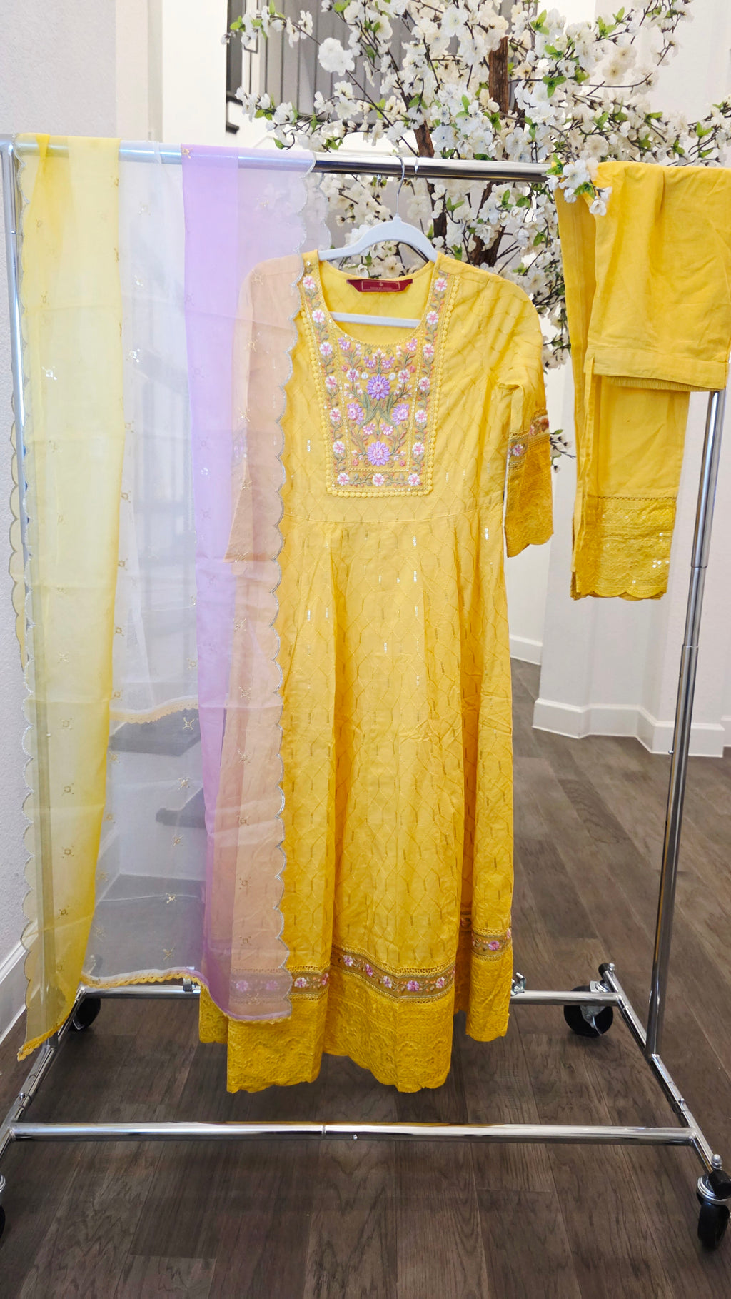 Damen Kurti-Set in Mangogelb mit Pailletten, Hose und 3D gefärbtem Ombré-Dupatta