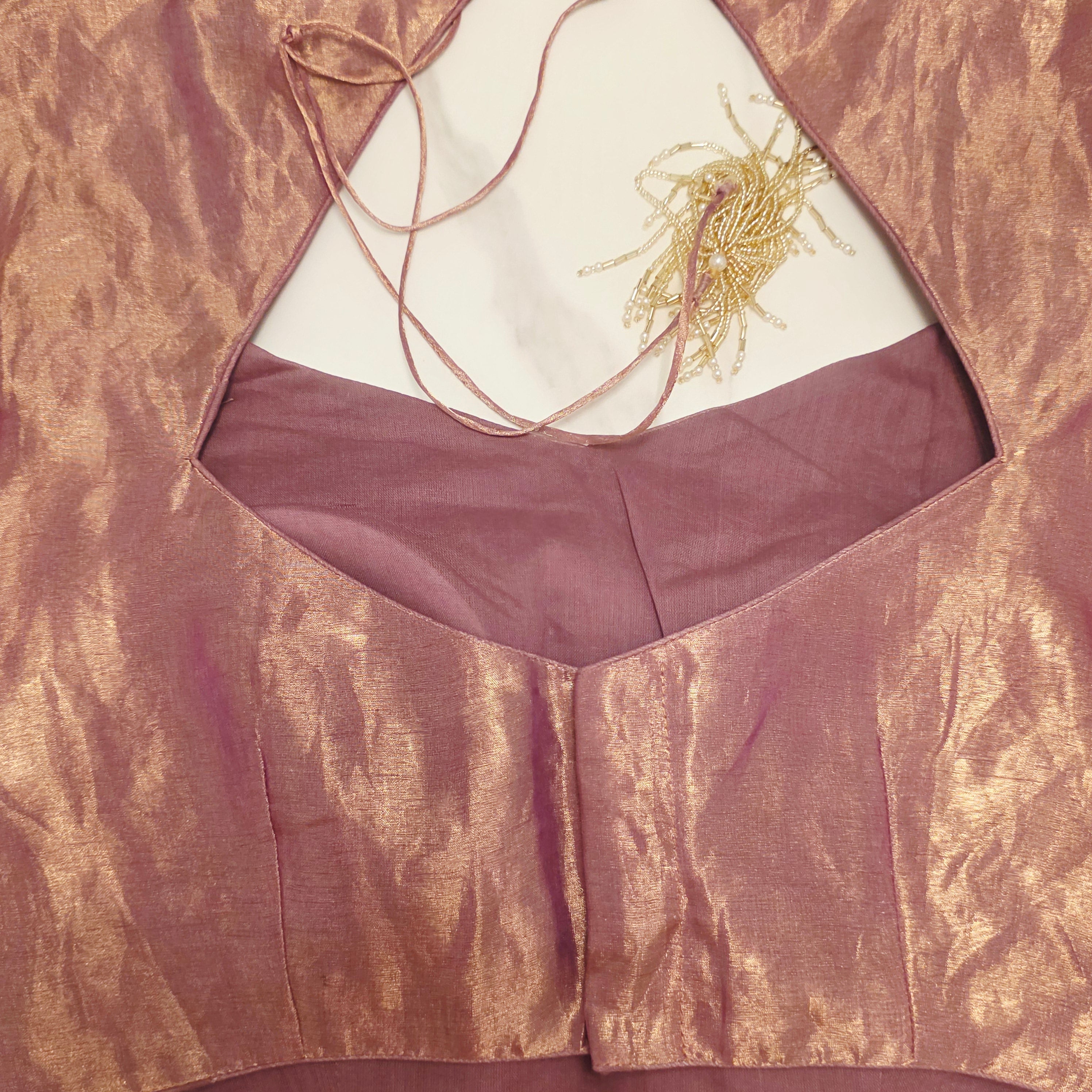 Reine Banaras Gold-Tissue-Sari mit Petitpoint-Stickerei