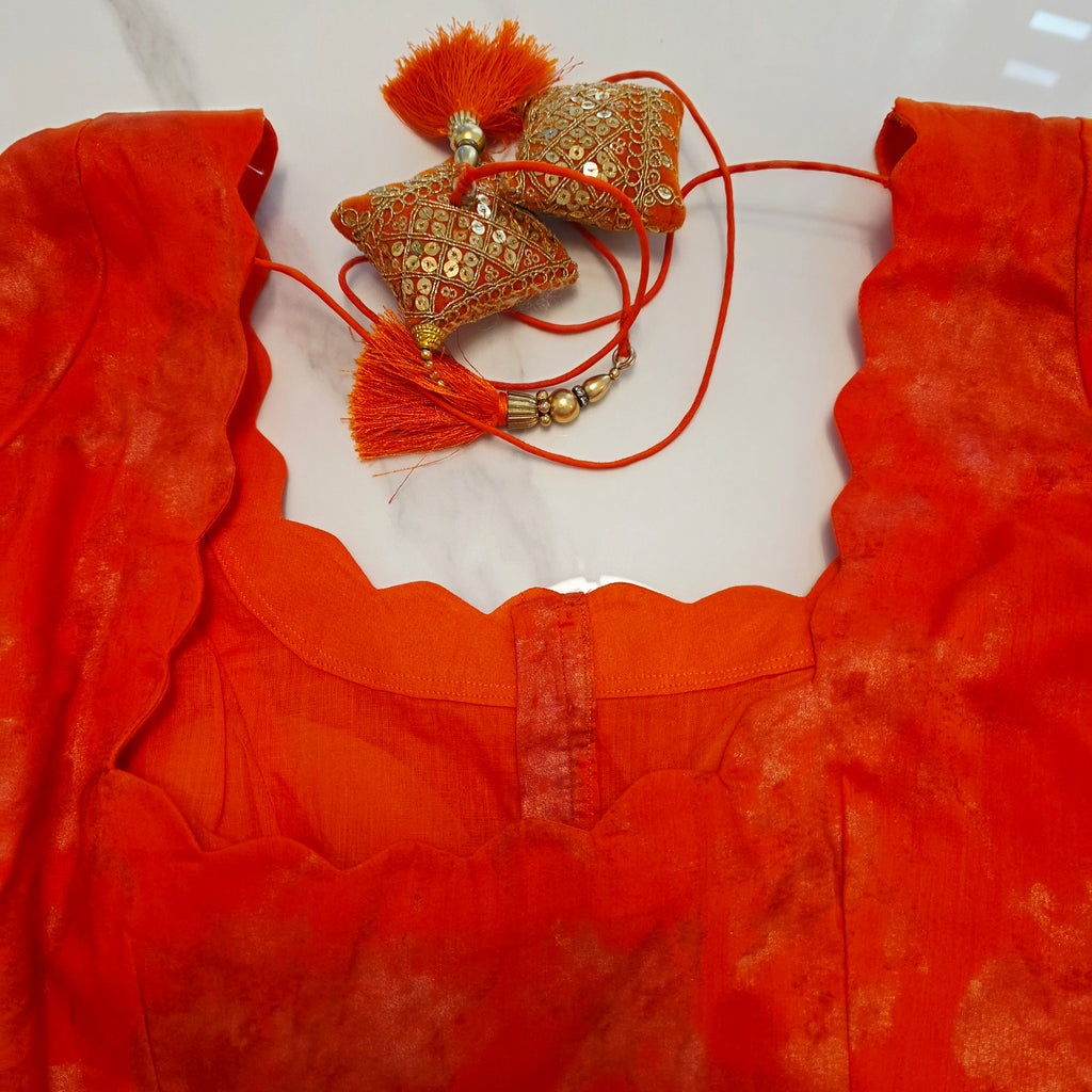 Himmelblaue Organza-Sari mit Blumenpailletten und leuchtend oranger Bluse