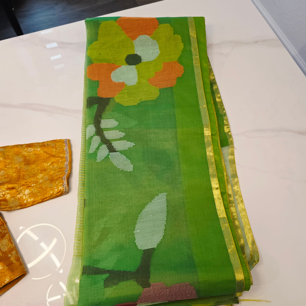 Grüner Musselin Jamdani Sari mit leuchtend gelber Pattu-Bluse