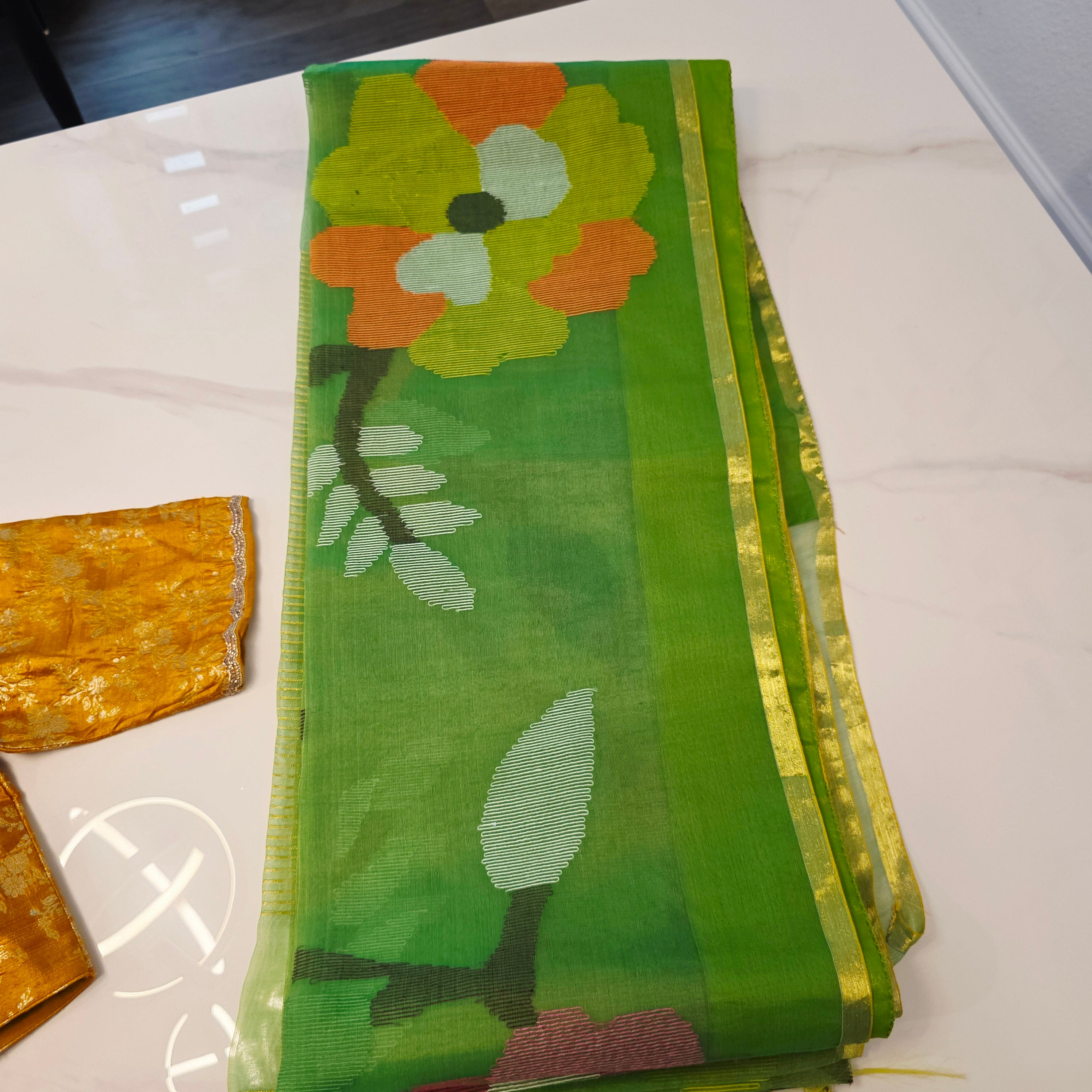 Grüner Musselin Jamdani Sari mit leuchtend gelber Pattu-Bluse