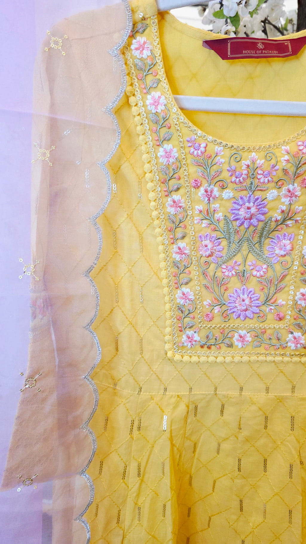 Damen Kurti-Set in Mangogelb mit Pailletten, Hose und 3D gefärbtem Ombré-Dupatta