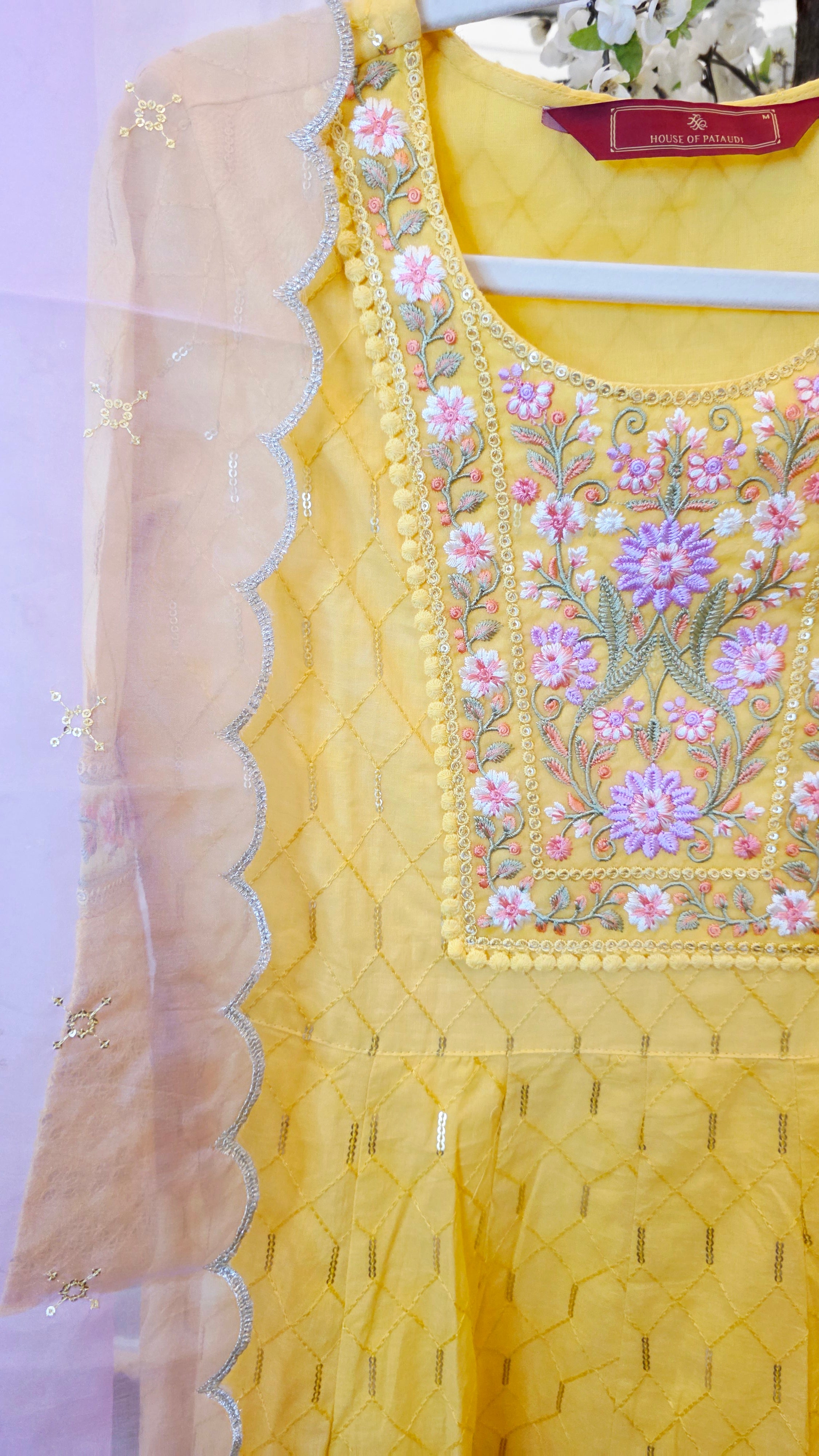 Damen Kurti-Set in Mangogelb mit Pailletten, Hose und 3D gefärbtem Ombré-Dupatta