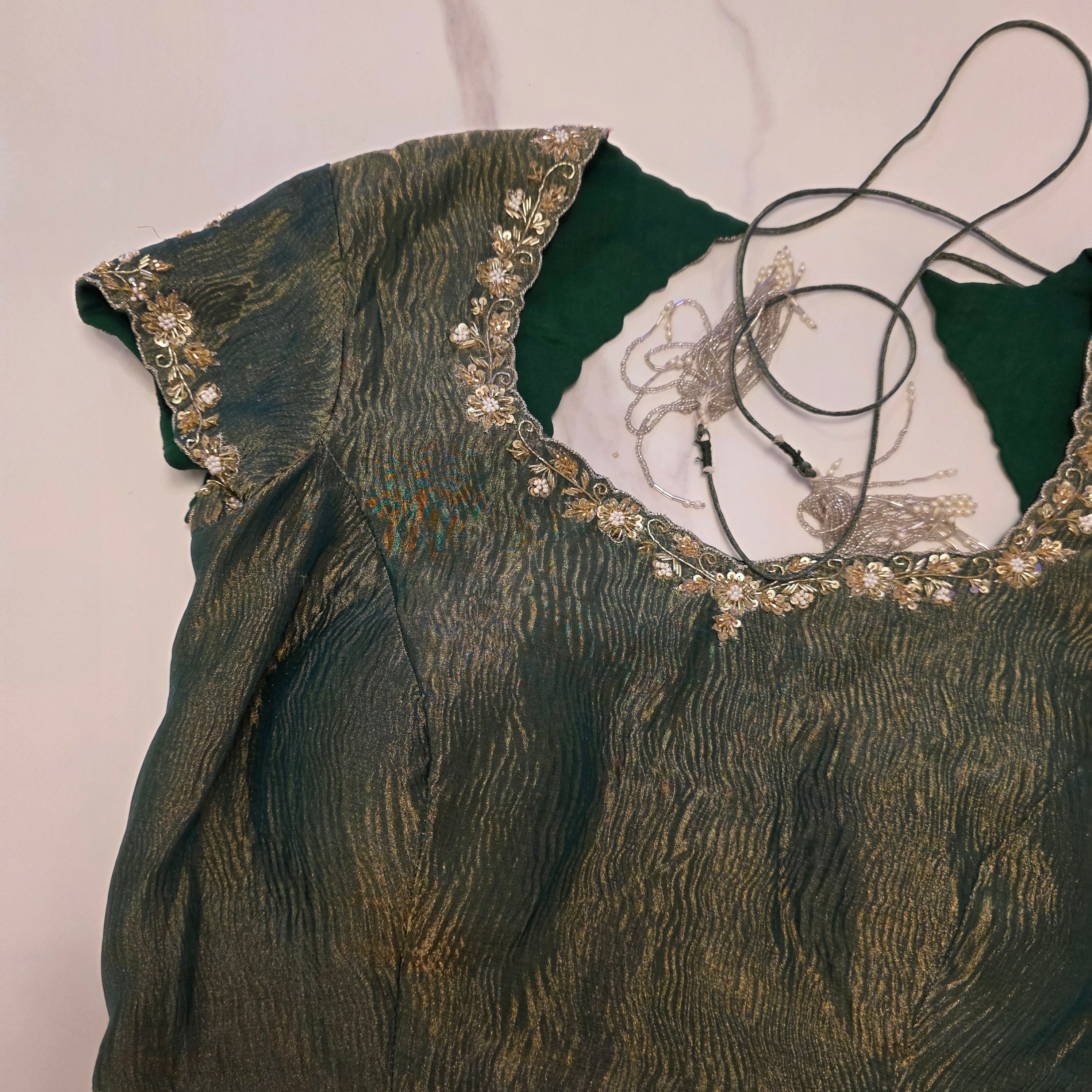 Milchweiß-grüner Brasso-Sari mit Crush-Maggam-Bluse