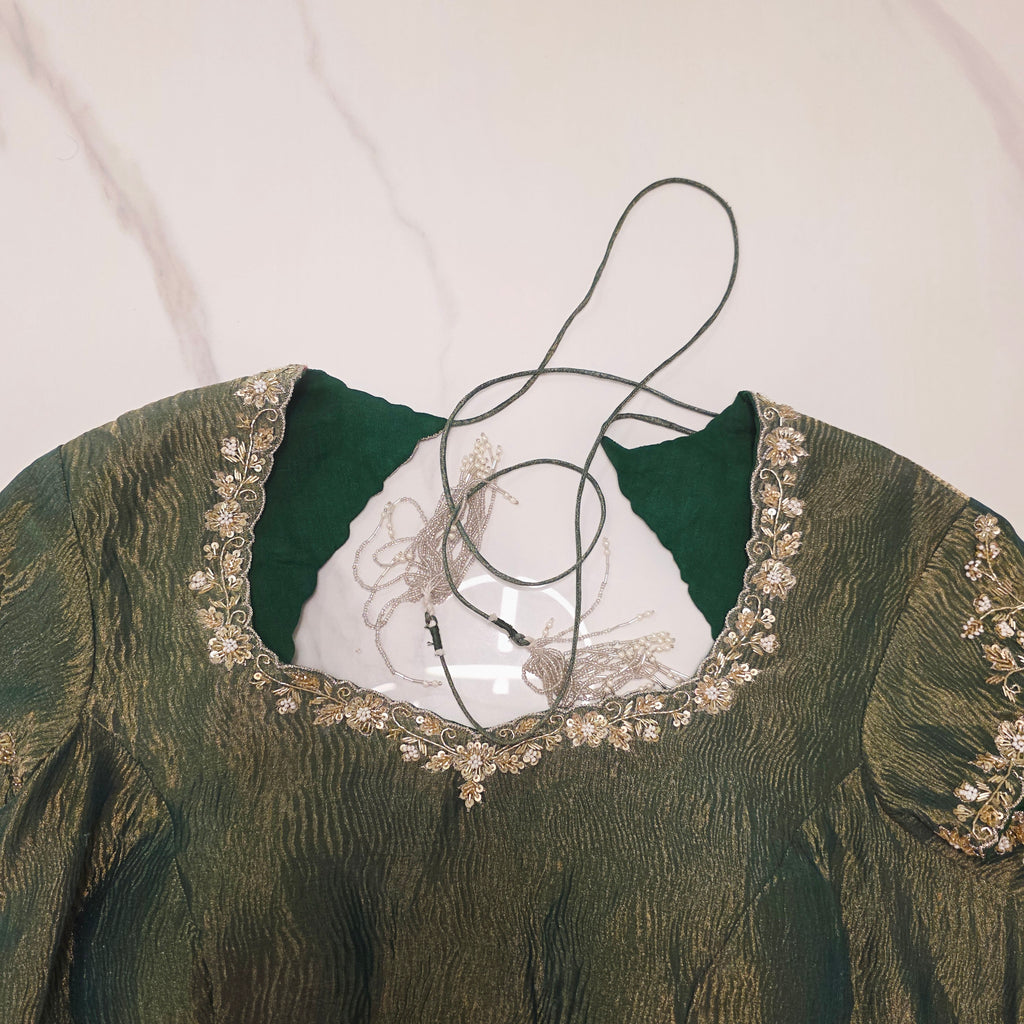 Milchweiß-grüner Brasso-Sari mit Crush-Maggam-Bluse