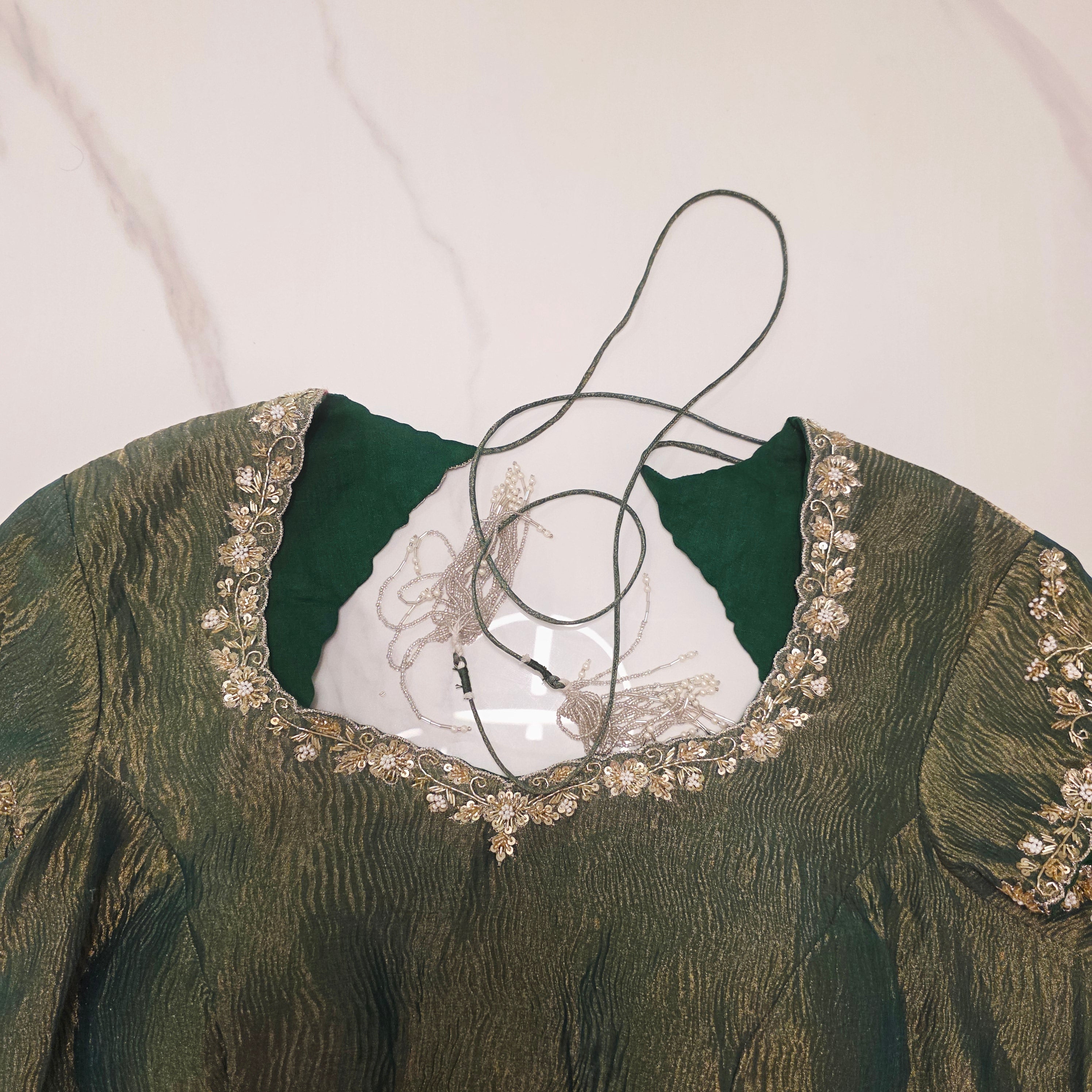 Milchweiß-grüner Brasso-Sari mit Crush-Maggam-Bluse