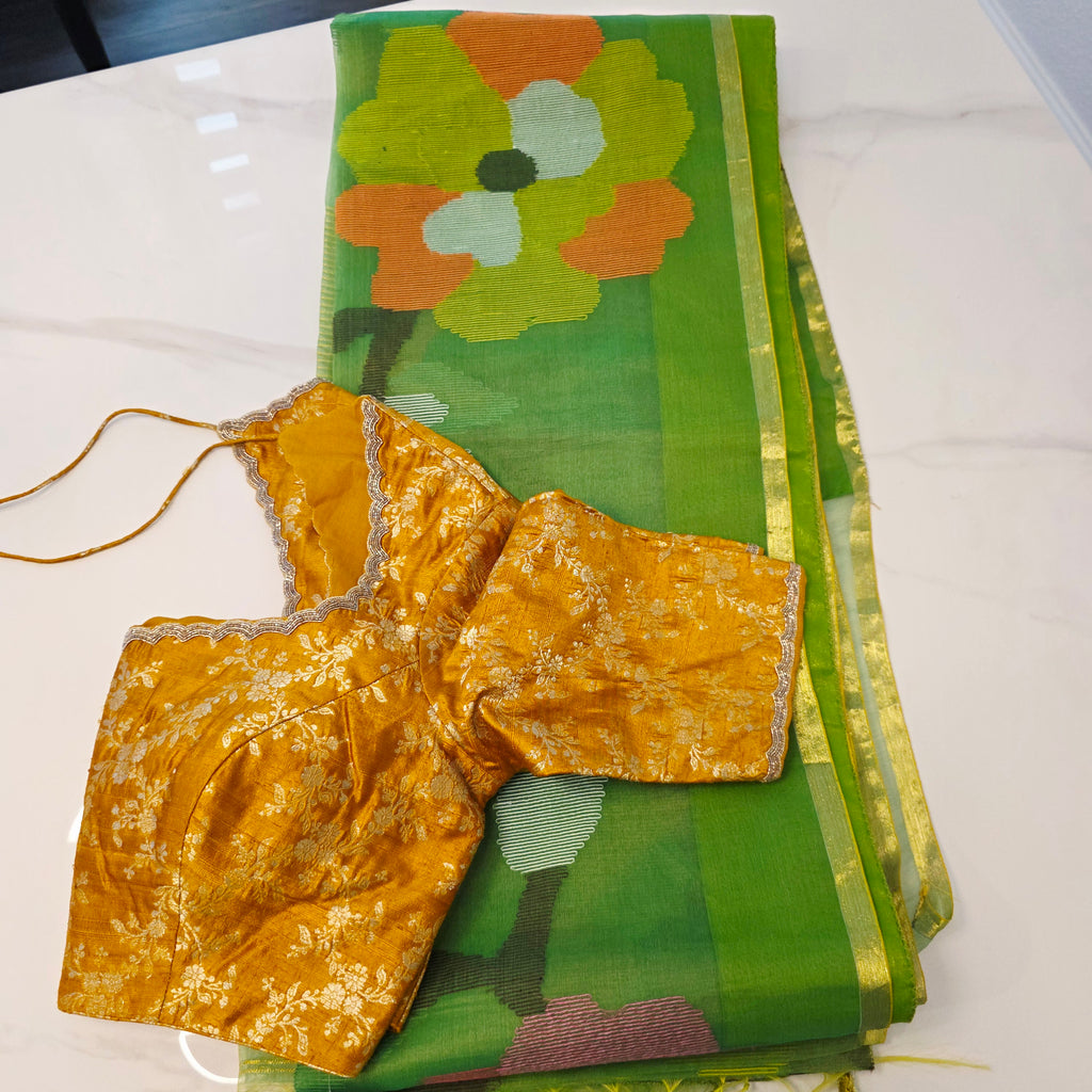 Grüner Musselin Jamdani Sari mit leuchtend gelber Pattu-Bluse