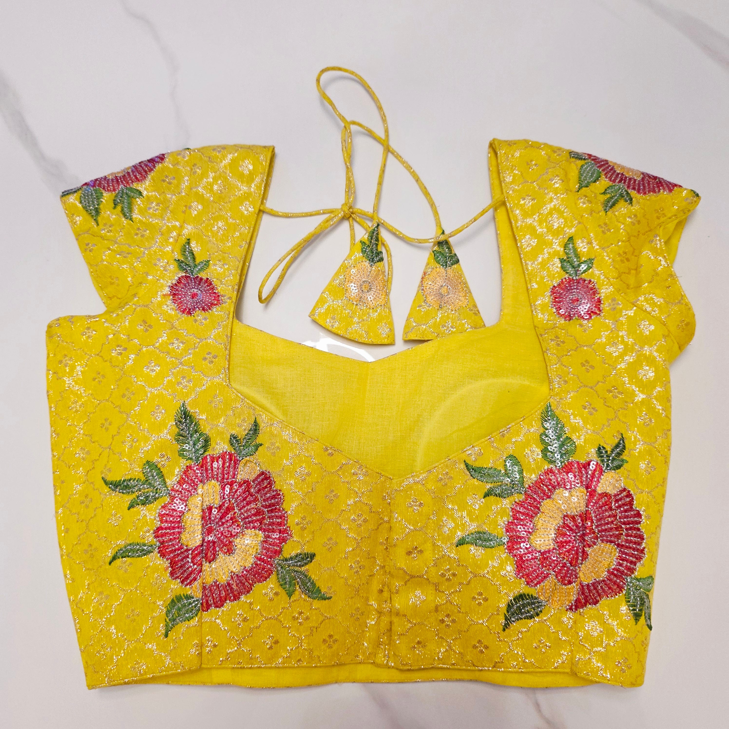 Gelber Saree mit Blumenmuster-Bordüre und gemusterter Bluse