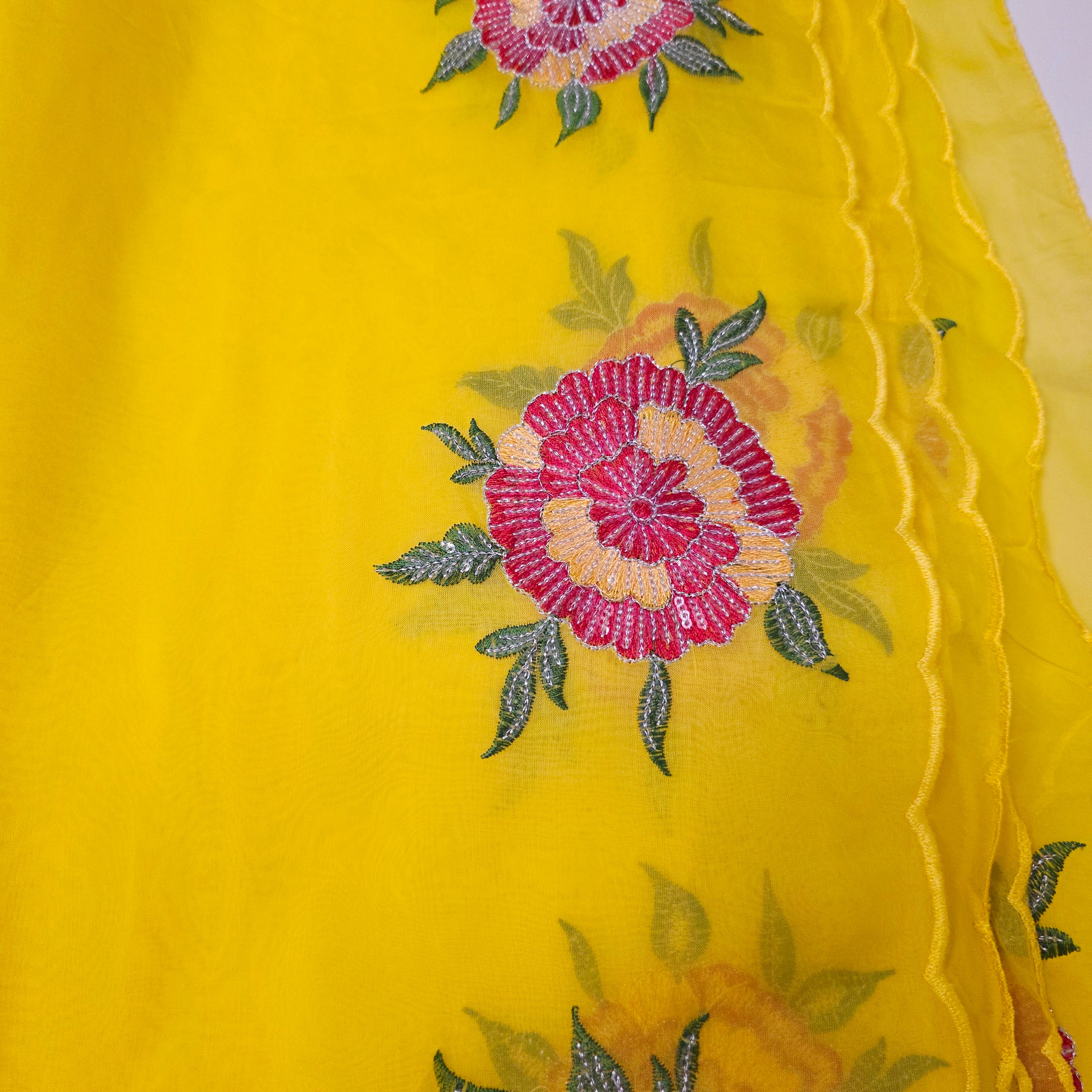 Gelber Saree mit Blumenmuster-Bordüre und gemusterter Bluse