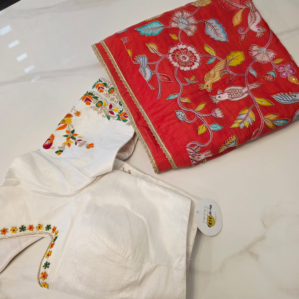 Orangefarbener, fallender Rohseidensari mit Allover-Kalamkari-Muster im Papageien-Thema mit wunderschöner Bluse