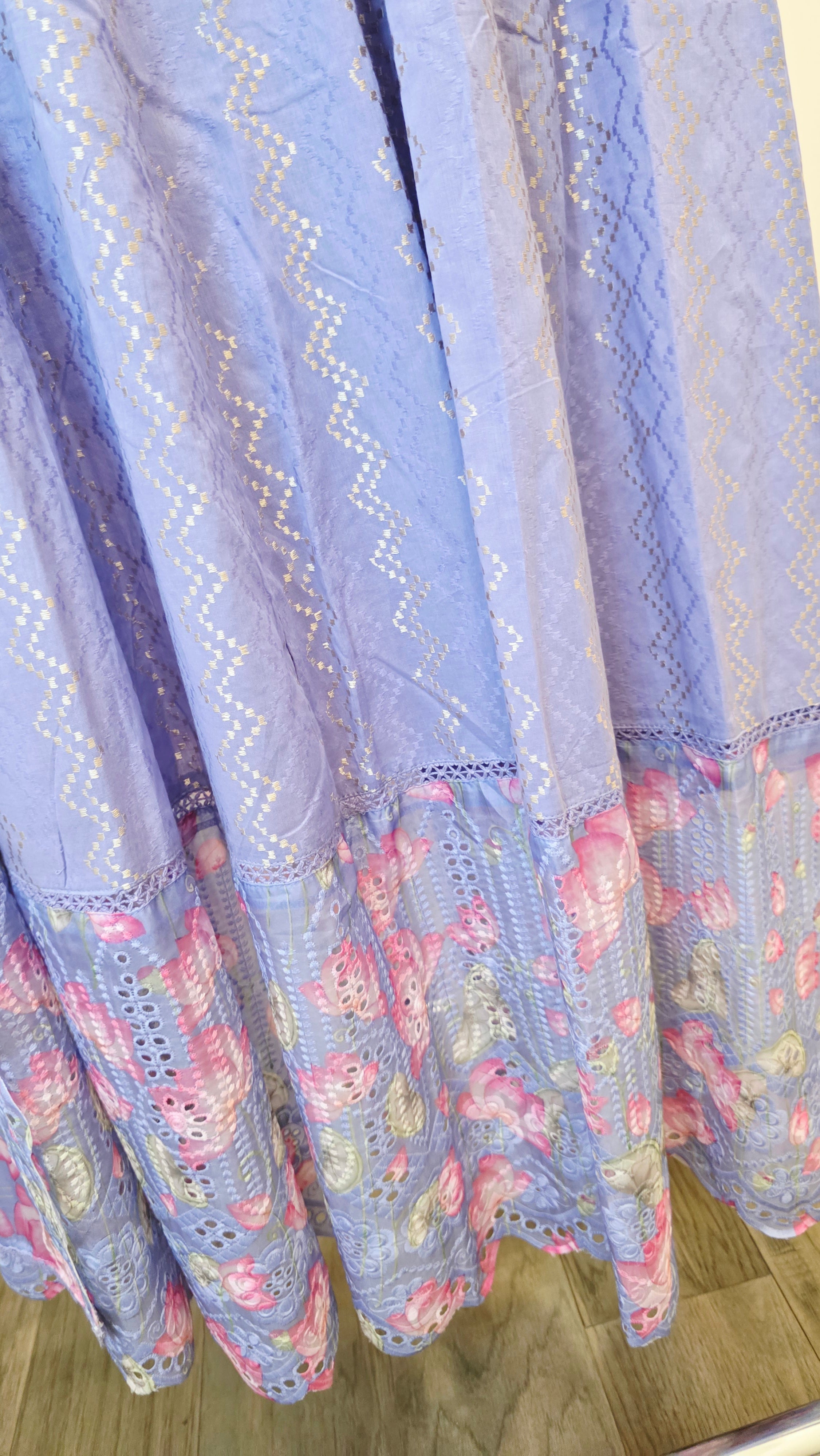 Damen Kurta-Set in bläulich-violetten Pailletten mit floraler Applikationsspitze