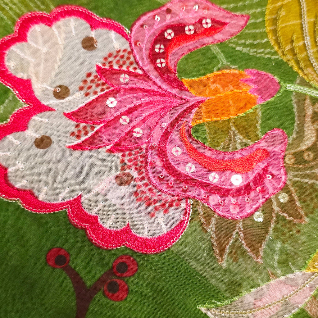 Mehndi grüner floraler Organza-Sari und pinke Bluse