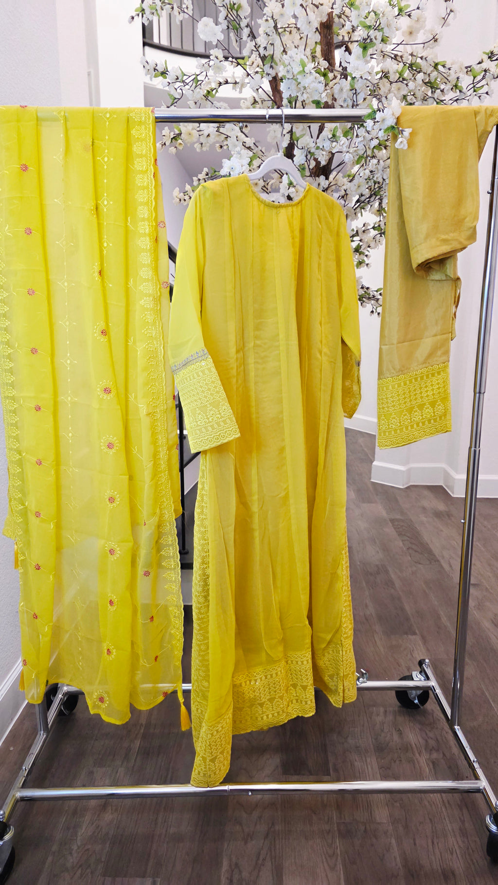 Damen Gelbes Chickenkari Pailletten Kurti / Anzug-Set mit Hose und Dupatta