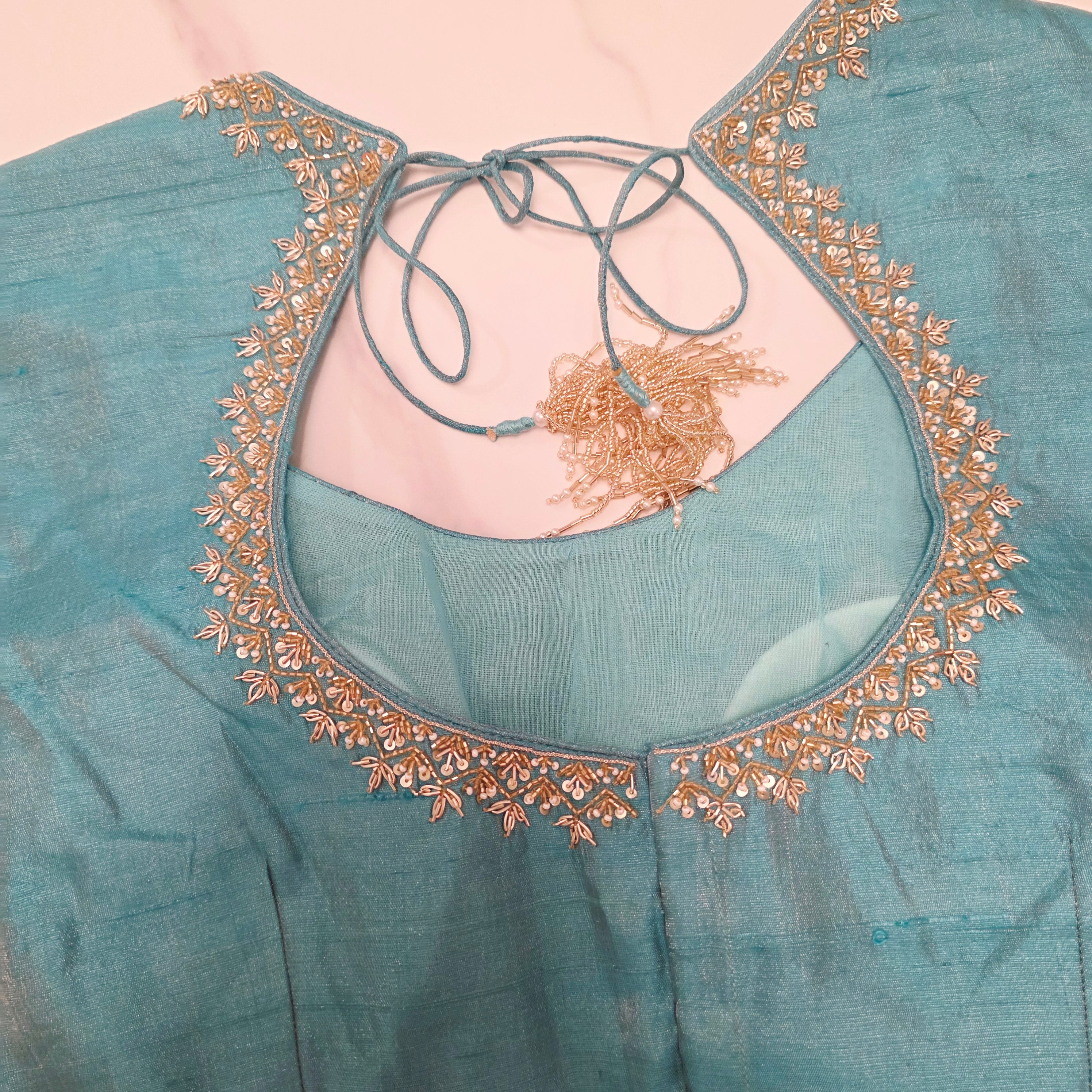 Weiß-blaue Brasso-Saree mit Maggam-Bluse aus Rohseide