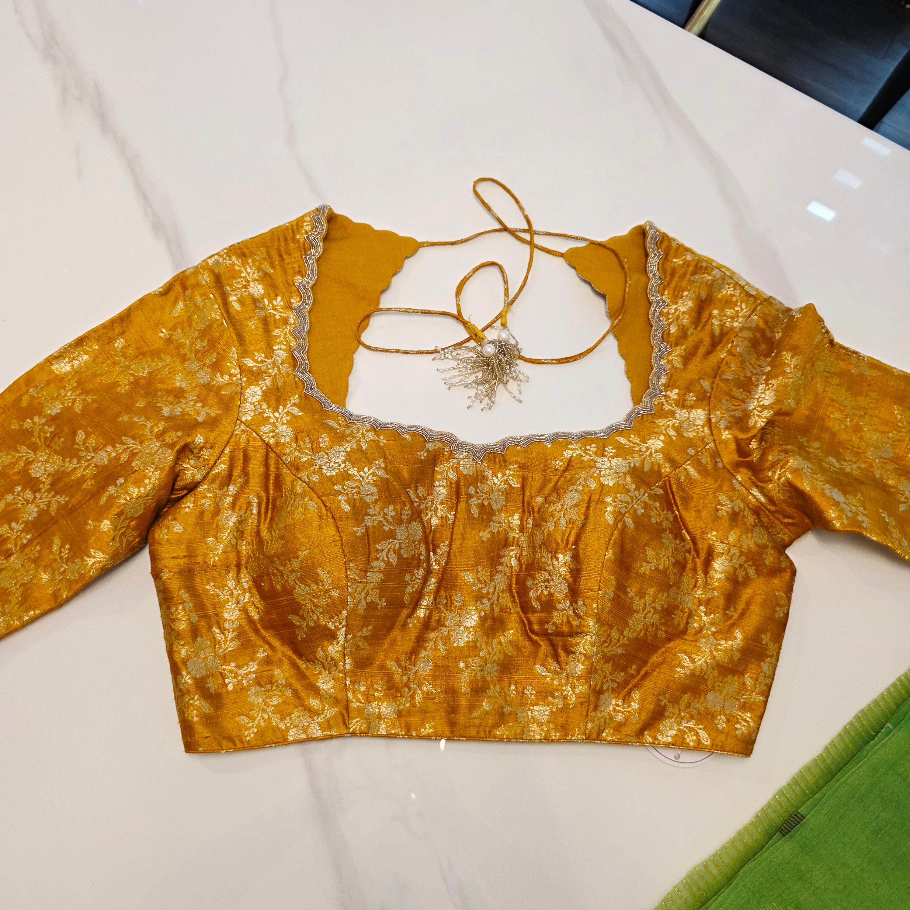 Grüner Musselin Jamdani Sari mit leuchtend gelber Pattu-Bluse