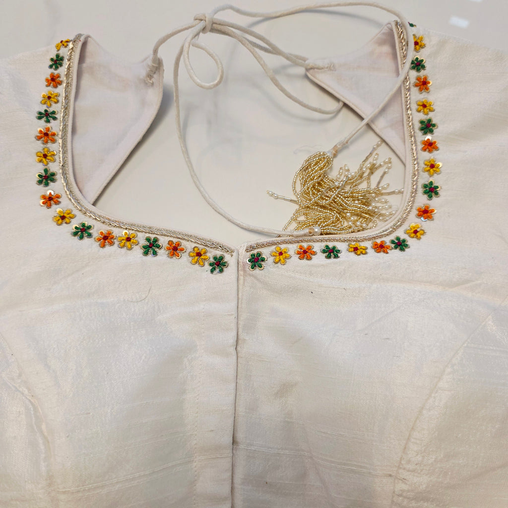 Orangefarbener, fallender Rohseidensari mit Allover-Kalamkari-Muster im Papageien-Thema mit wunderschöner Bluse