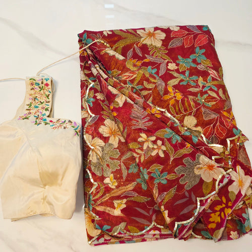 Maroonfarbener Tissue-Sari mit durchgehend floralen Pailletten, gepaart mit Designer-Bluse