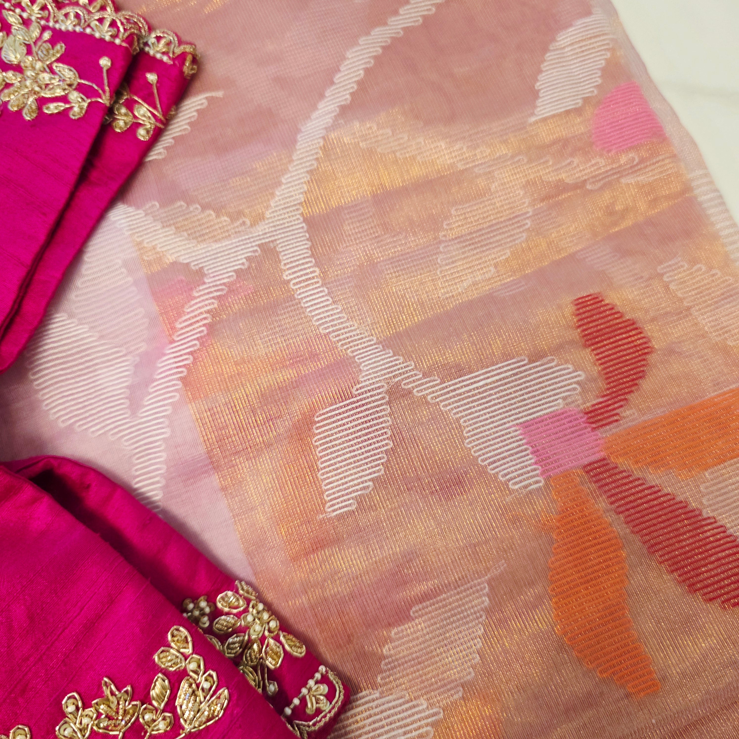 Reine Tissue Muslin Jamdani in Pink mit Designer-Hotpink-Bluse