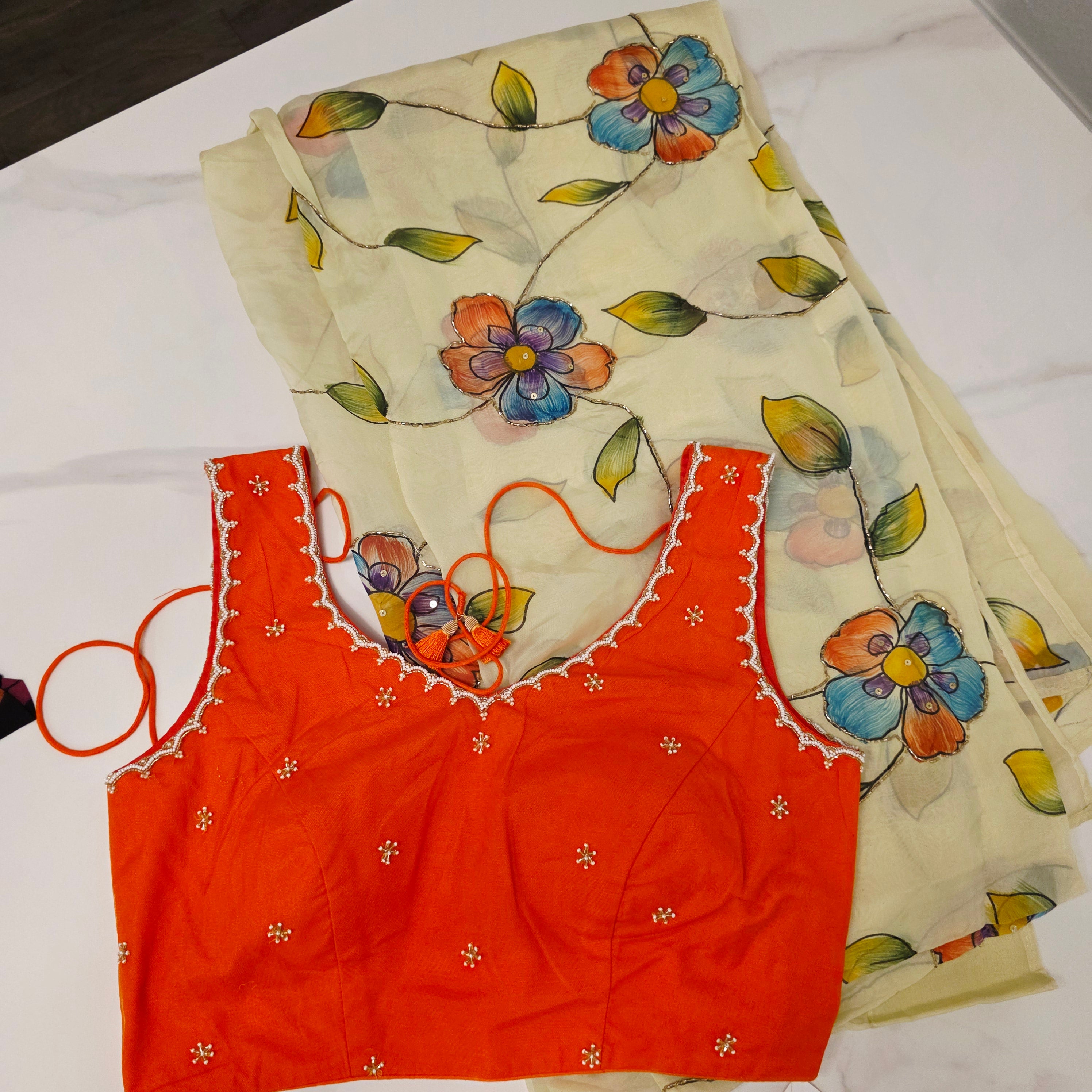 Hellgelbe, zähflüssige Organza-Sari mit orangefarbener Designerbluse