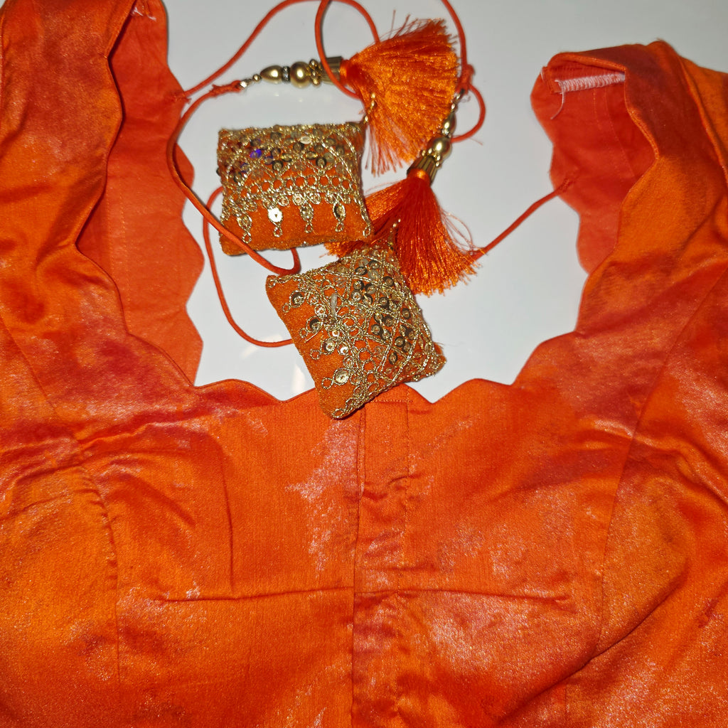 Himmelblaue Organza-Sari mit Blumenpailletten und leuchtend oranger Bluse