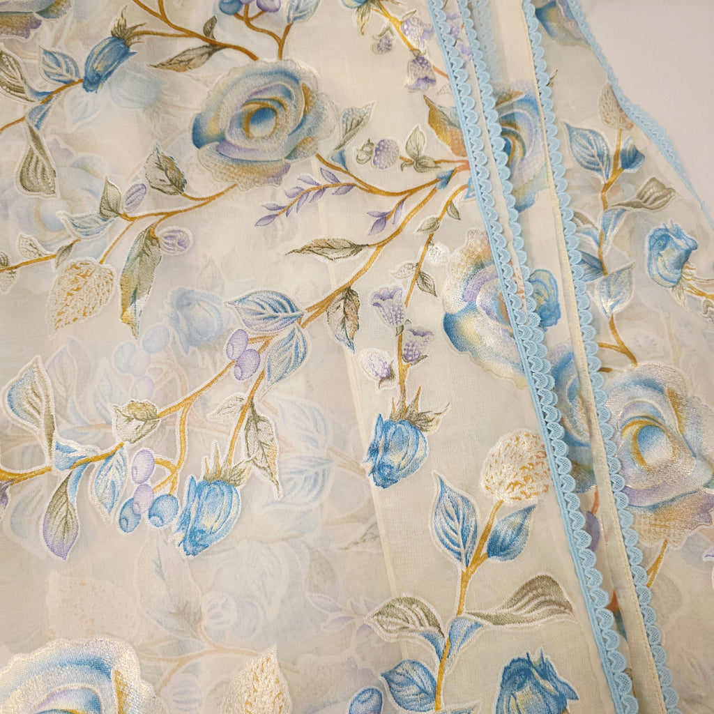 Weiß-blaue Brasso-Saree mit Maggam-Bluse aus Rohseide