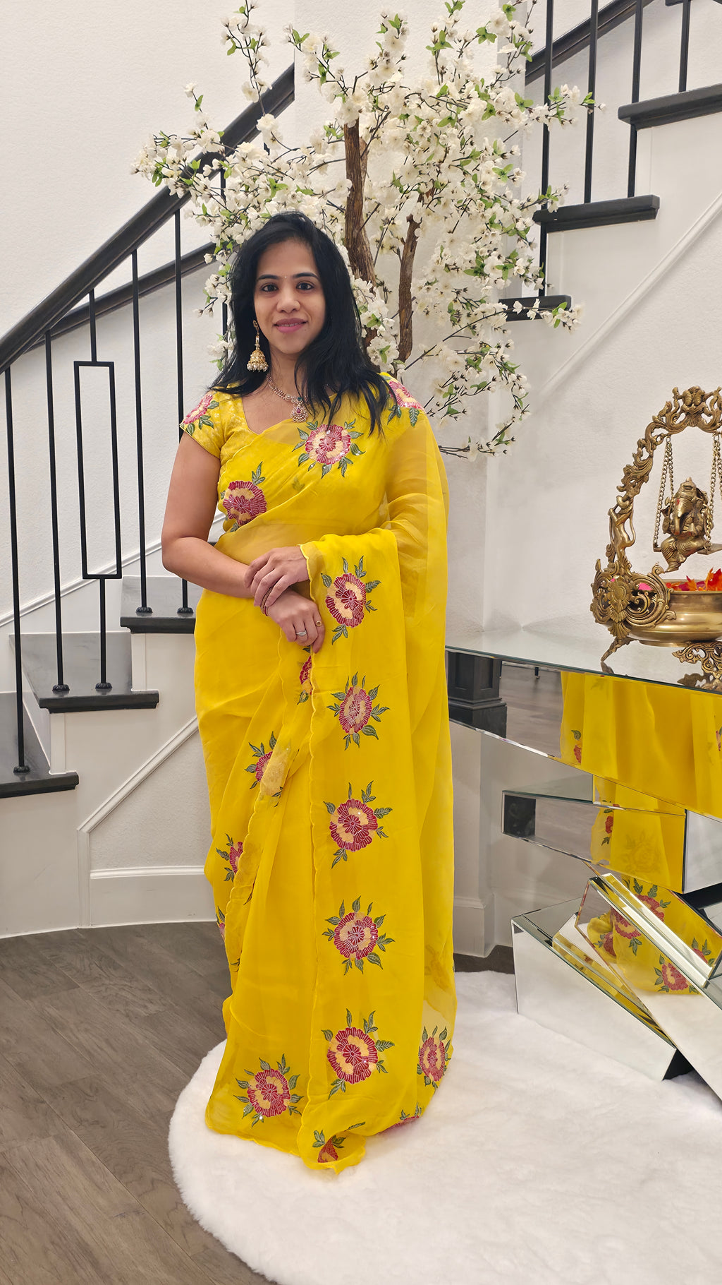 Gelber Saree mit Blumenmuster-Bordüre und gemusterter Bluse