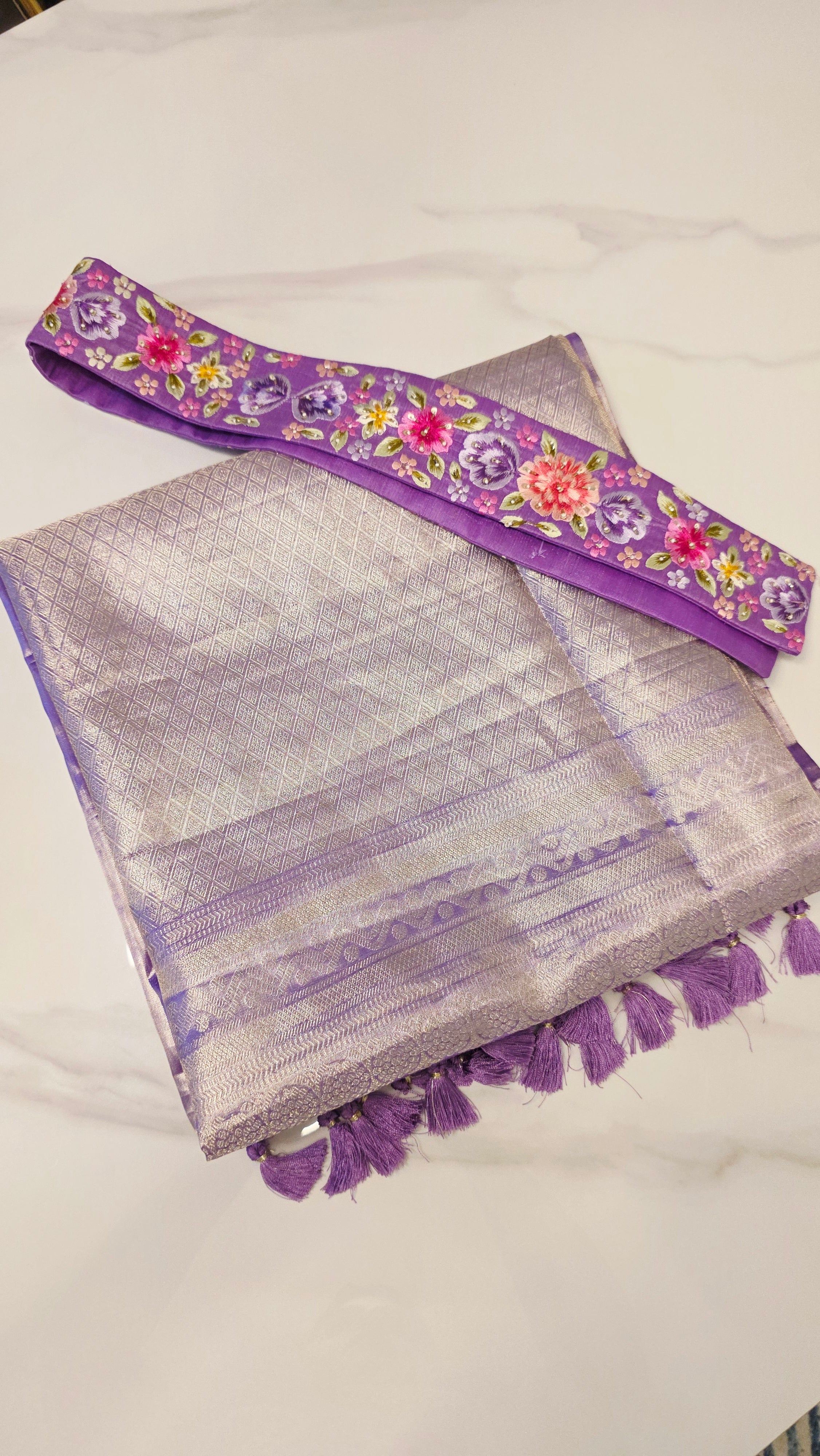 Lilafarbener reiner Kanchipattu-Sari mit Bluse und Gürtel