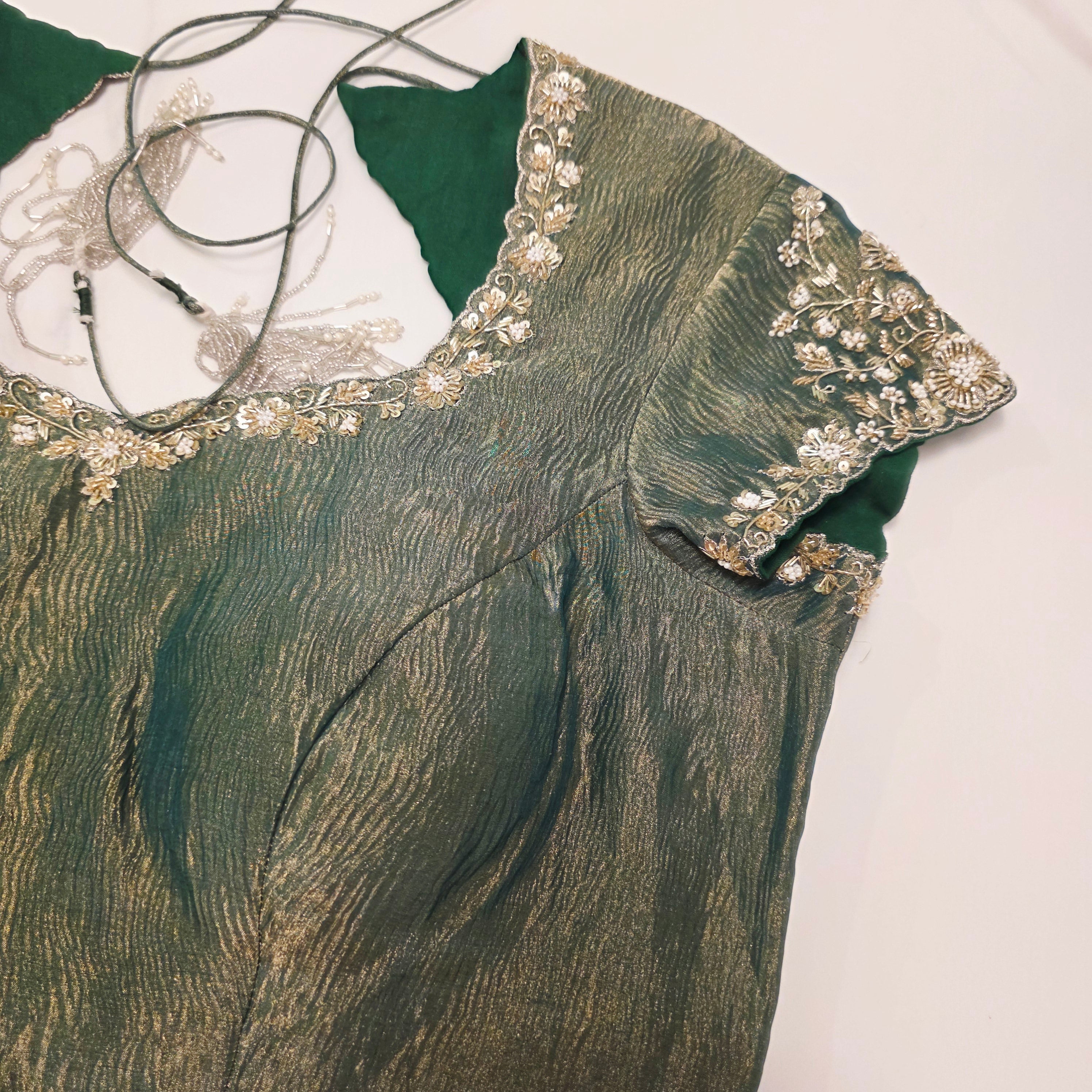 Milchweiß-grüner Brasso-Sari mit Crush-Maggam-Bluse