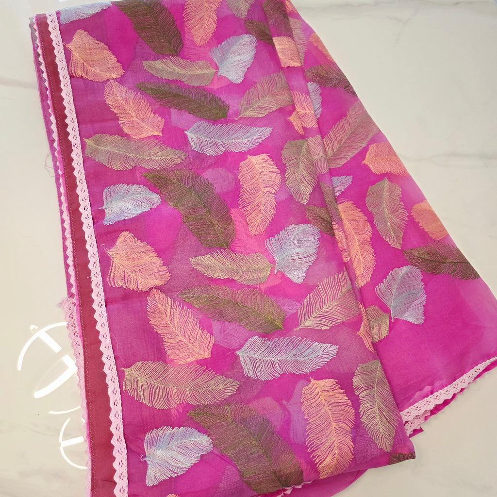 Rosa Organza-Sari mit Blattstickerei und Spitzenbluse