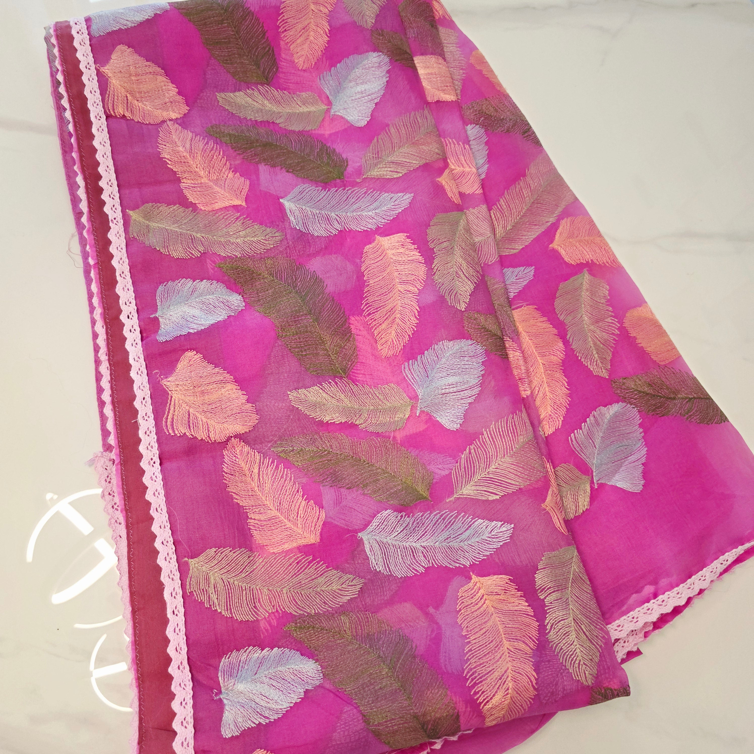 Rosa Organza-Sari mit Blattstickerei und Spitzenbluse