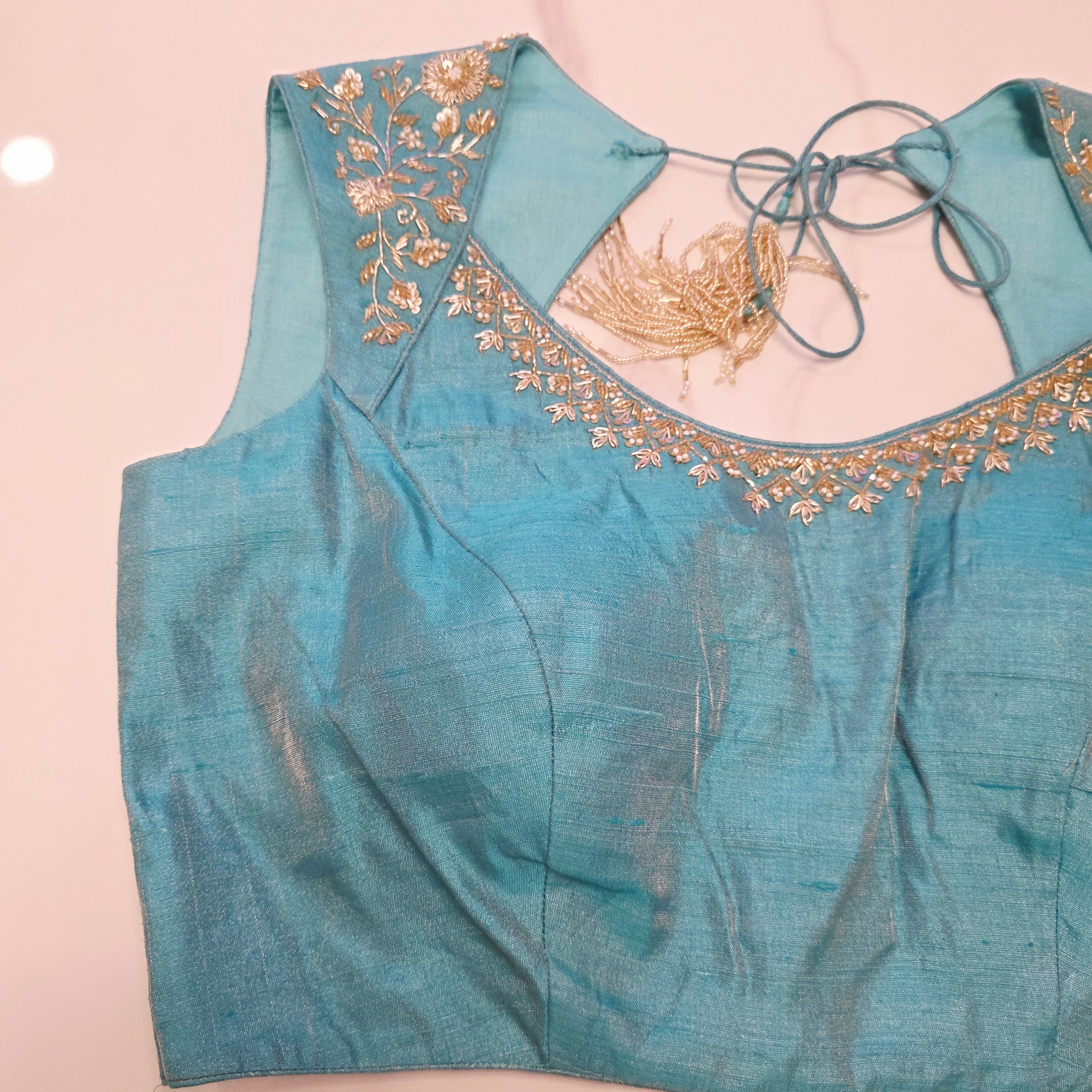 Weiß-blaue Brasso-Saree mit Maggam-Bluse aus Rohseide