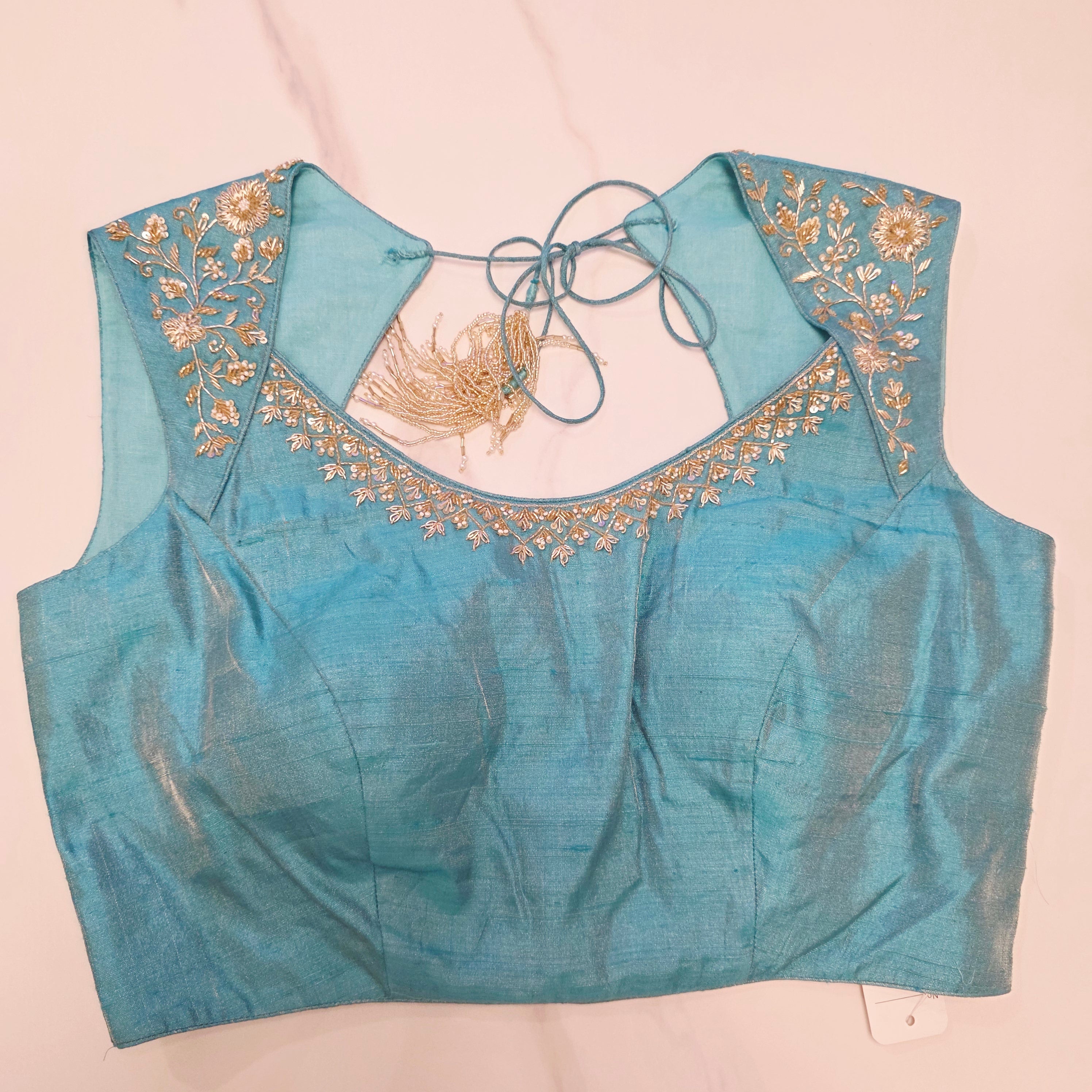 Weiß-blaue Brasso-Saree mit Maggam-Bluse aus Rohseide