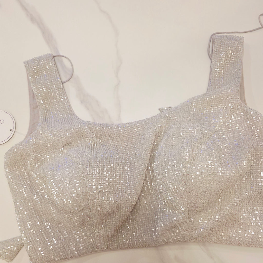 Petrolblaues Sari aus weicher Organza mit vollflächiger Blätterstickerei. Kombiniert mit einer weichen Paillettenbluse.