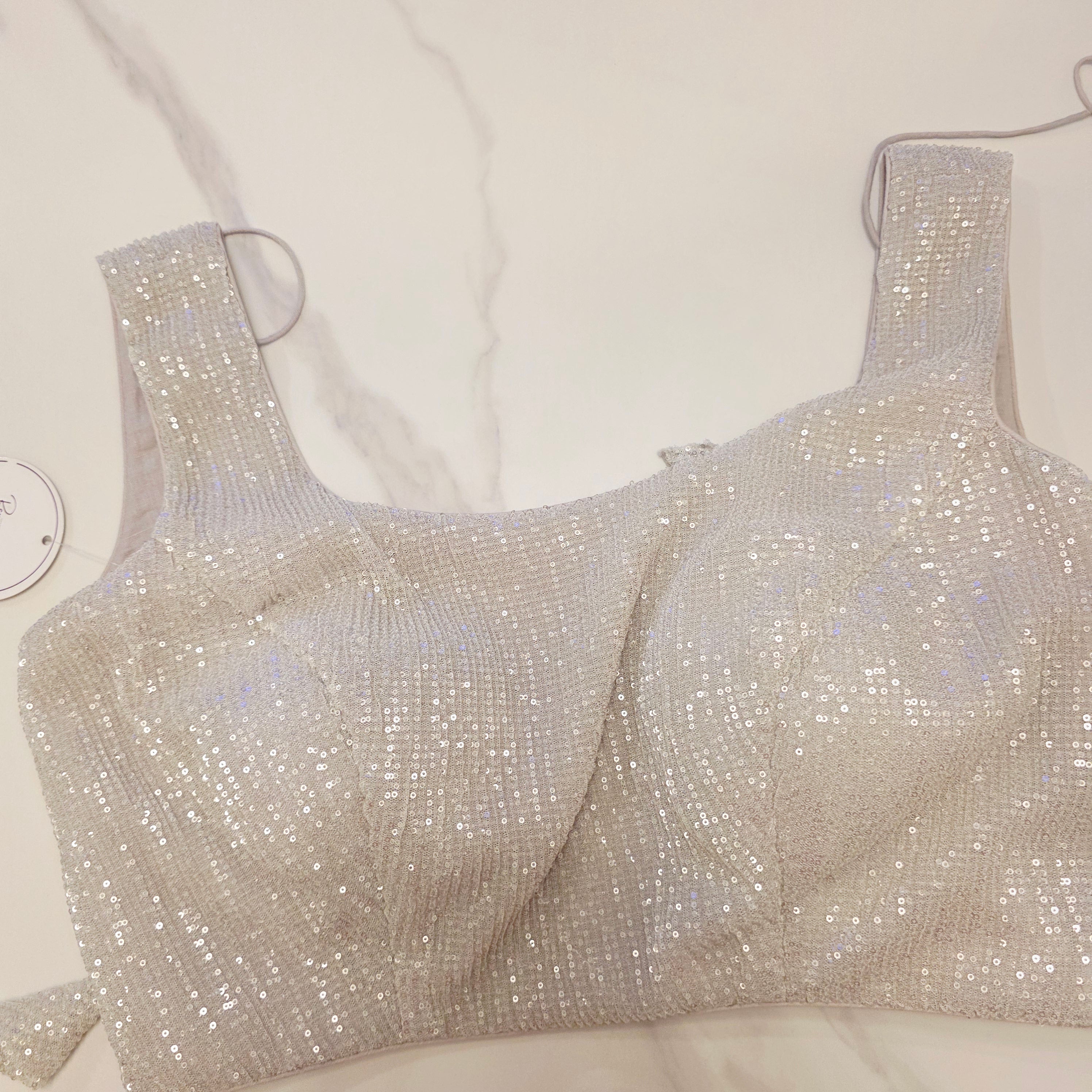 Petrolblaues Sari aus weicher Organza mit vollflächiger Blätterstickerei. Kombiniert mit einer weichen Paillettenbluse.