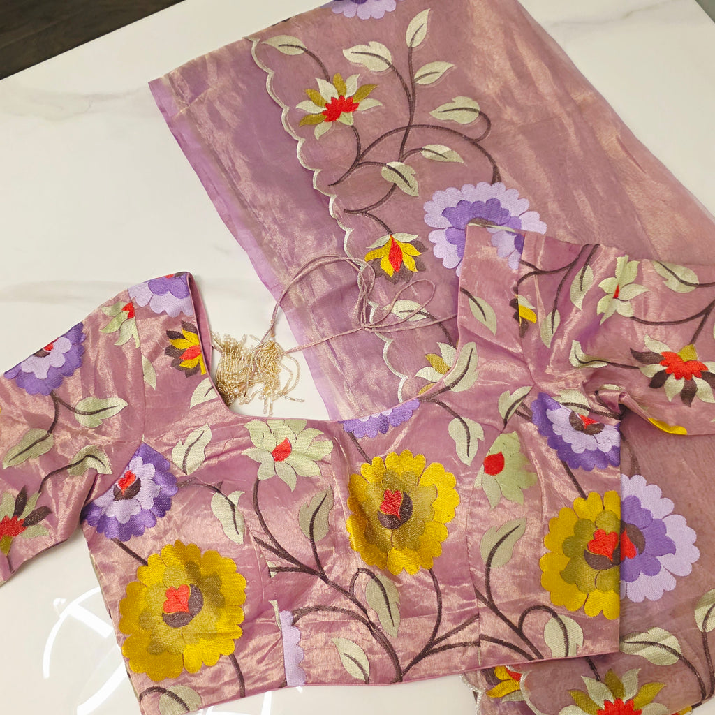 Lila Banaras Tissue-Saree mit Blumenstickerei und Self-Muster-Bluse