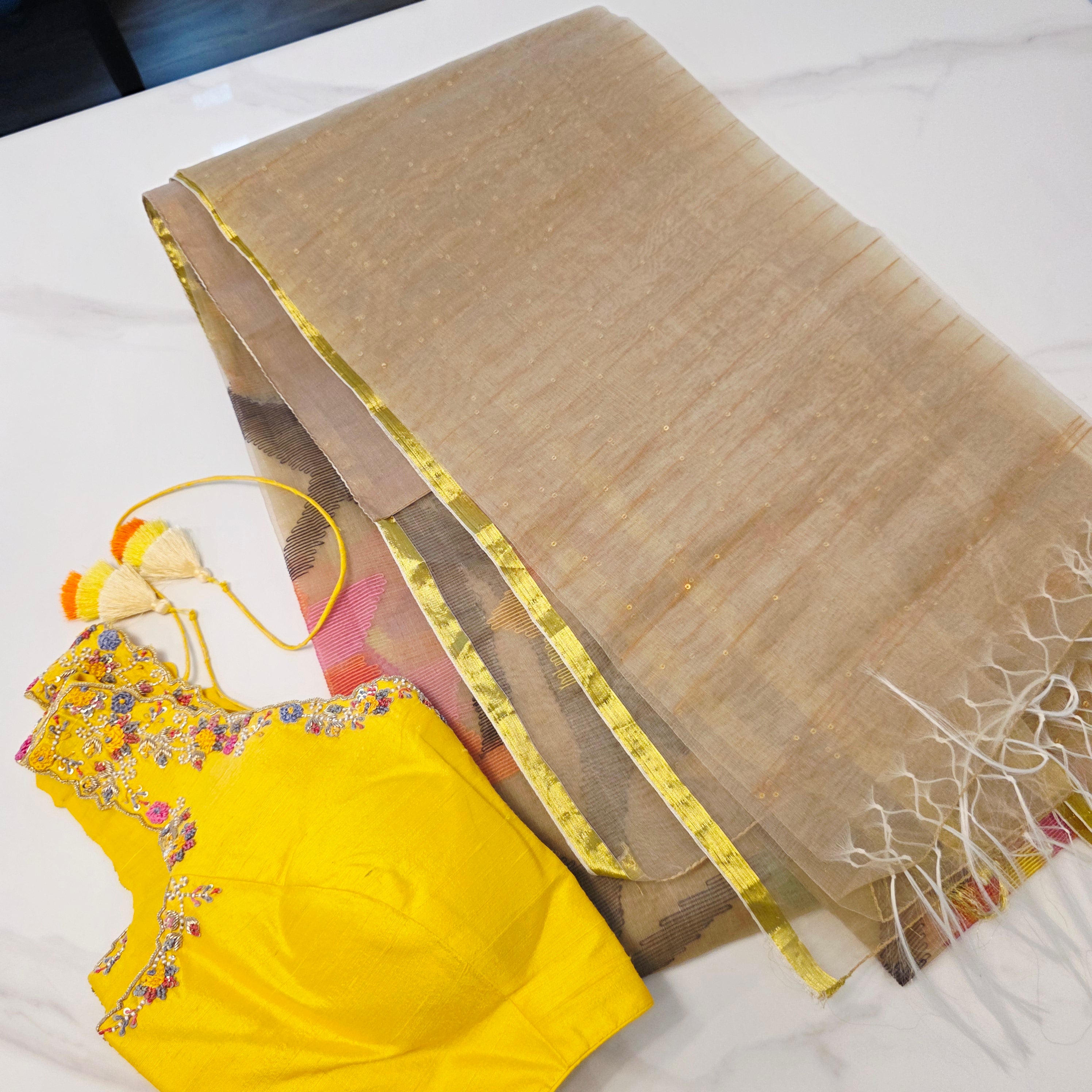 Muslin Jamdani in Gold kombiniert mit einer ärmellosen Bluse aus Rohseide mit Maggam-Stickerei