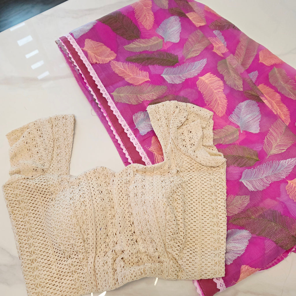 Rosa Organza-Sari mit Blattstickerei und Spitzenbluse