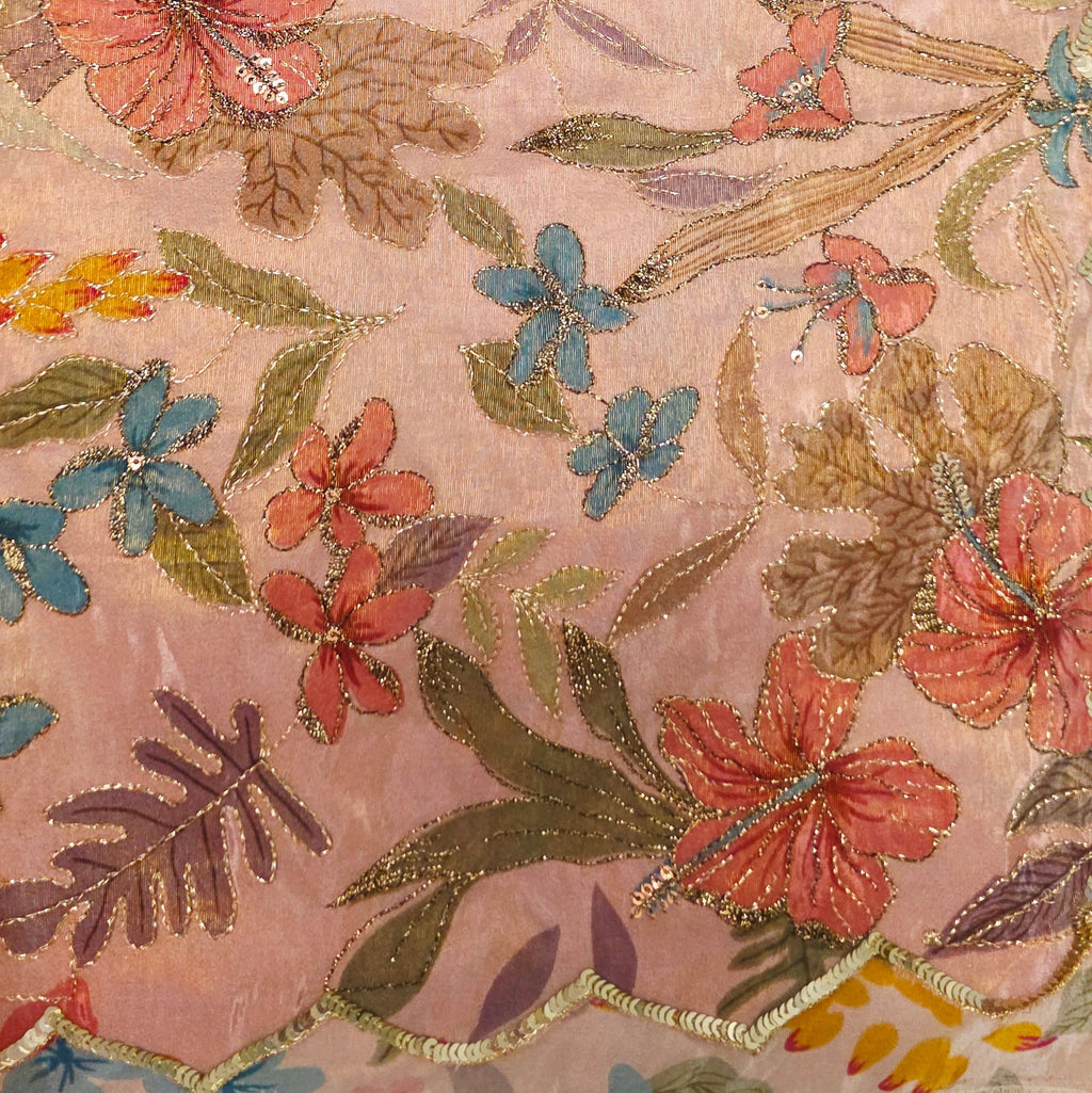 Saree aus Tissue-Georgette in Pfirsich mit Blumenmuster und handbestickter Borte