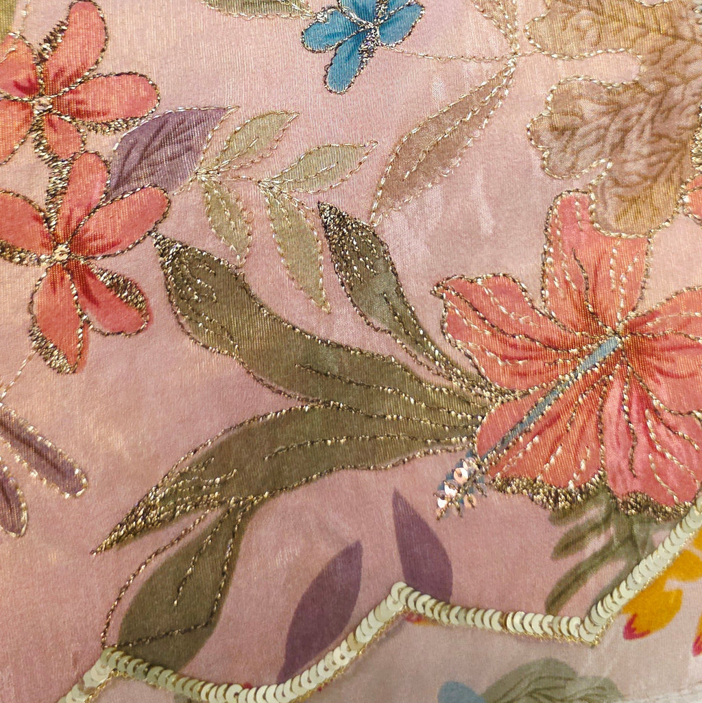 Saree aus Tissue-Georgette in Pfirsich mit Blumenmuster und handbestickter Borte