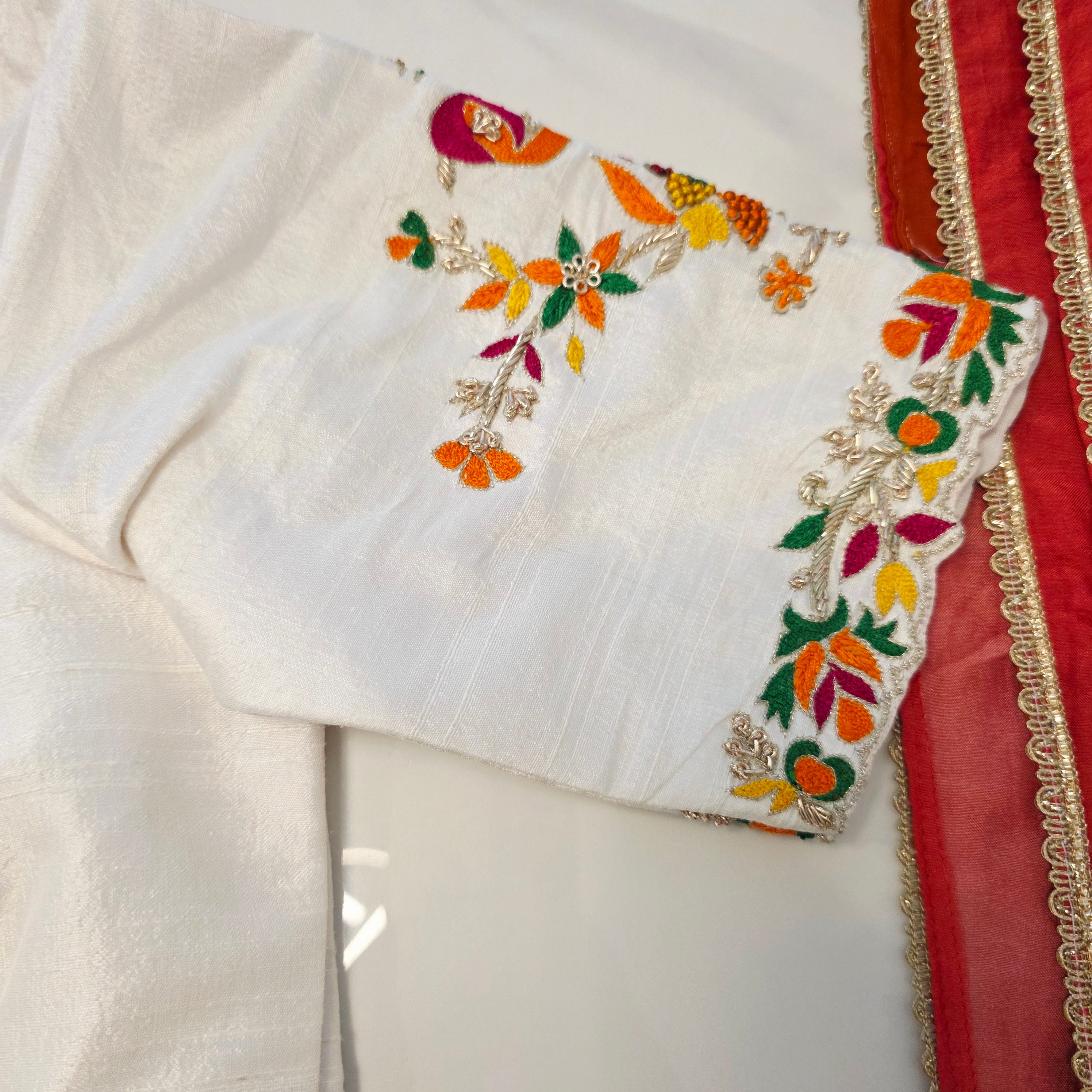 Orangefarbener, fallender Rohseidensari mit Allover-Kalamkari-Muster im Papageien-Thema mit wunderschöner Bluse