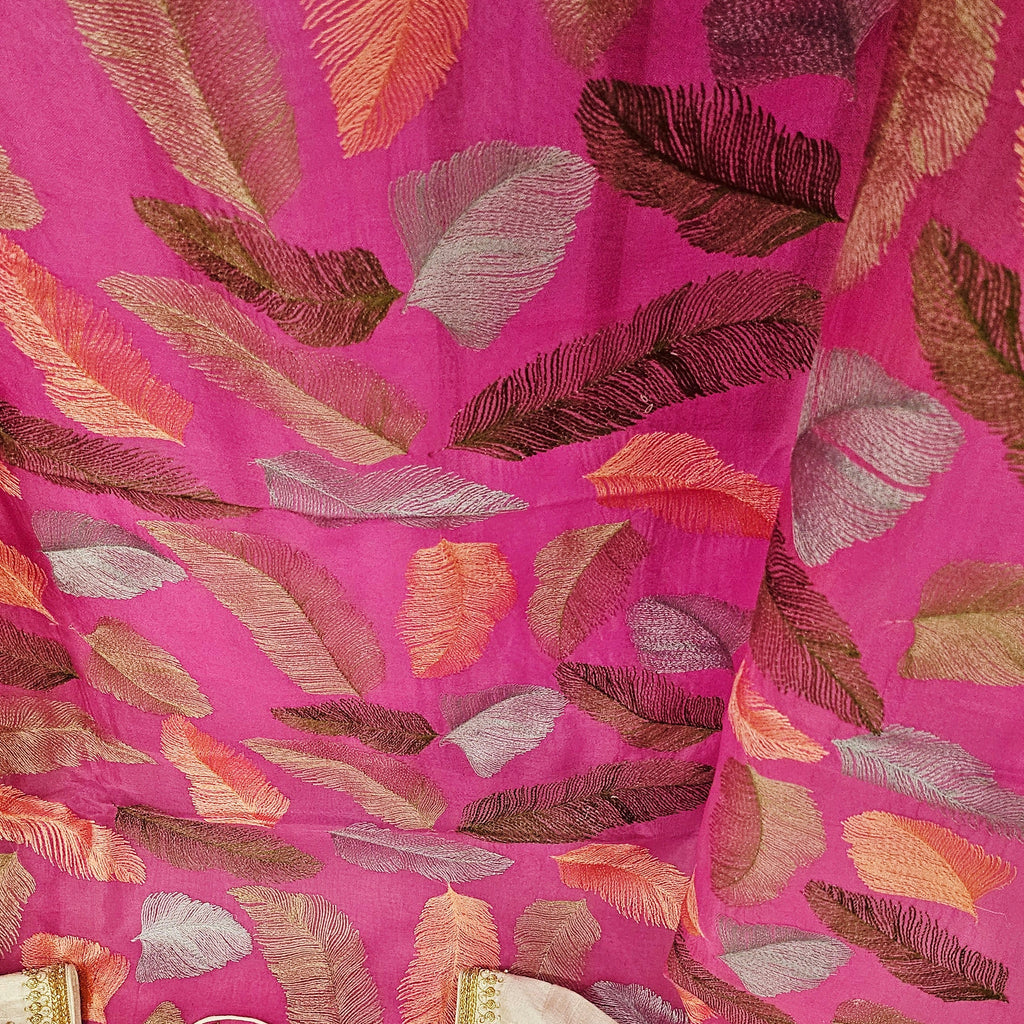 Pinkes Organza-Saree mit Blättern und Designer-Maggam-Arbeitsbluse