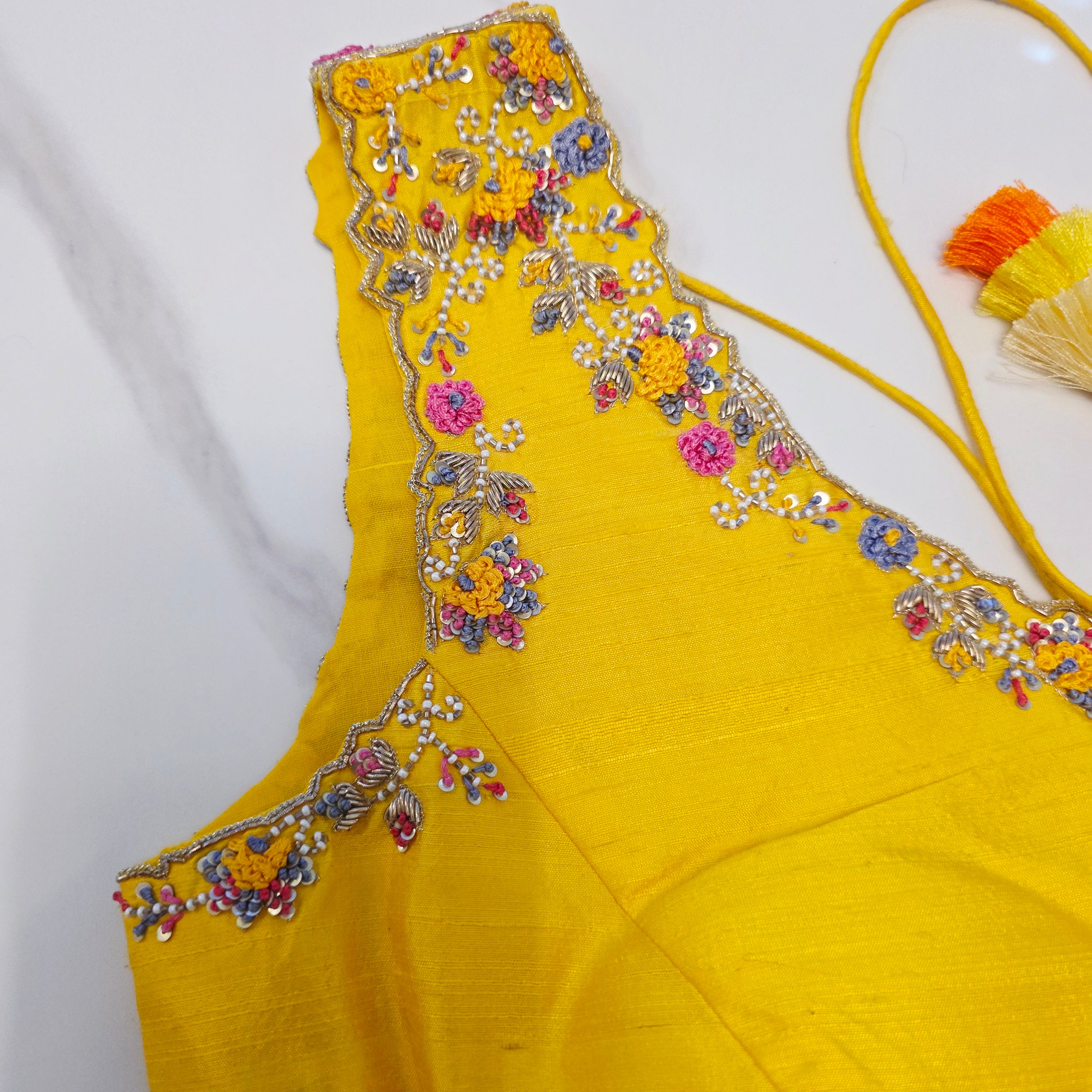 Muslin Jamdani in Gold kombiniert mit einer ärmellosen Bluse aus Rohseide mit Maggam-Stickerei